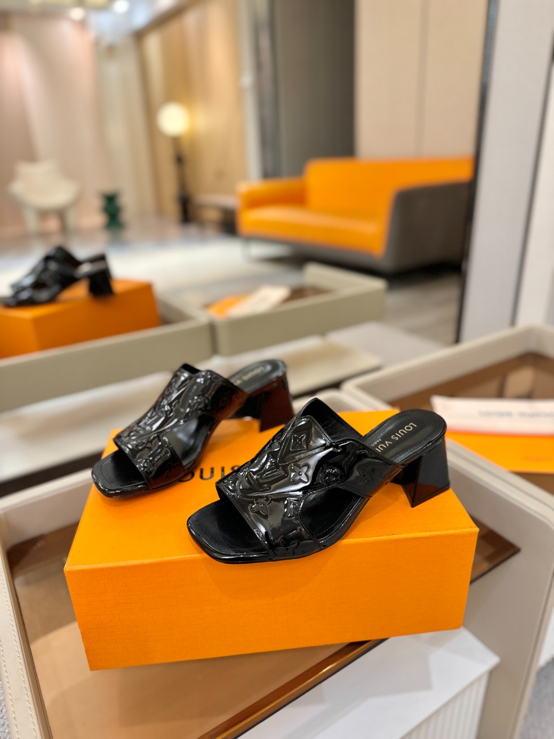 、【代购级】、Louis Vuitton 巴黎时装走秀早春系列！独家版本、完美楦型、中跟拖鞋🆕、Lv压花