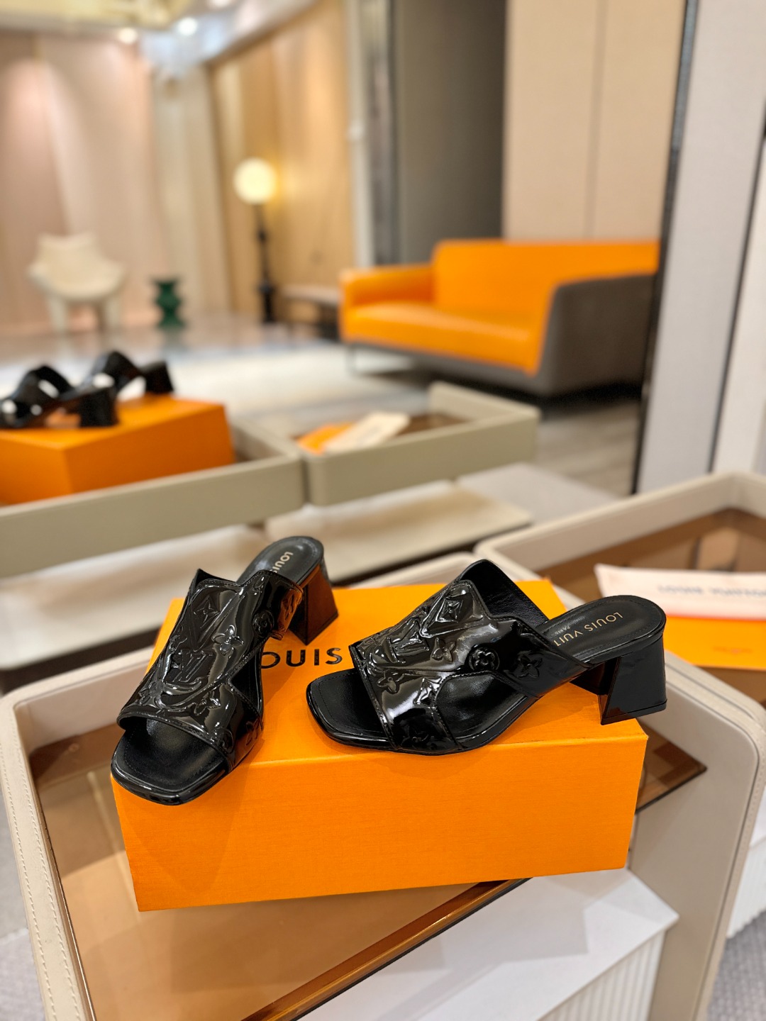 、【代购级】、Louis Vuitton 巴黎时装走秀早春系列！独家版本、完美楦型、中跟拖鞋🆕、Lv压花
