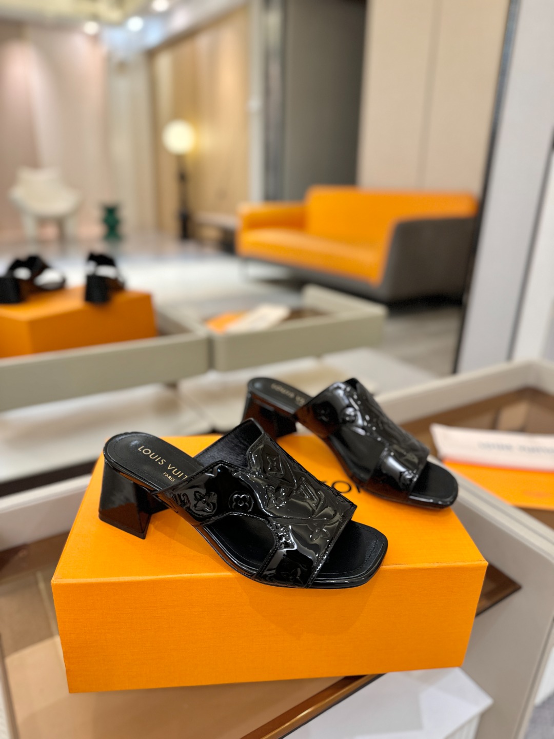 、【代购级】、Louis Vuitton 巴黎时装走秀早春系列！独家版本、完美楦型、中跟拖鞋🆕、Lv压花