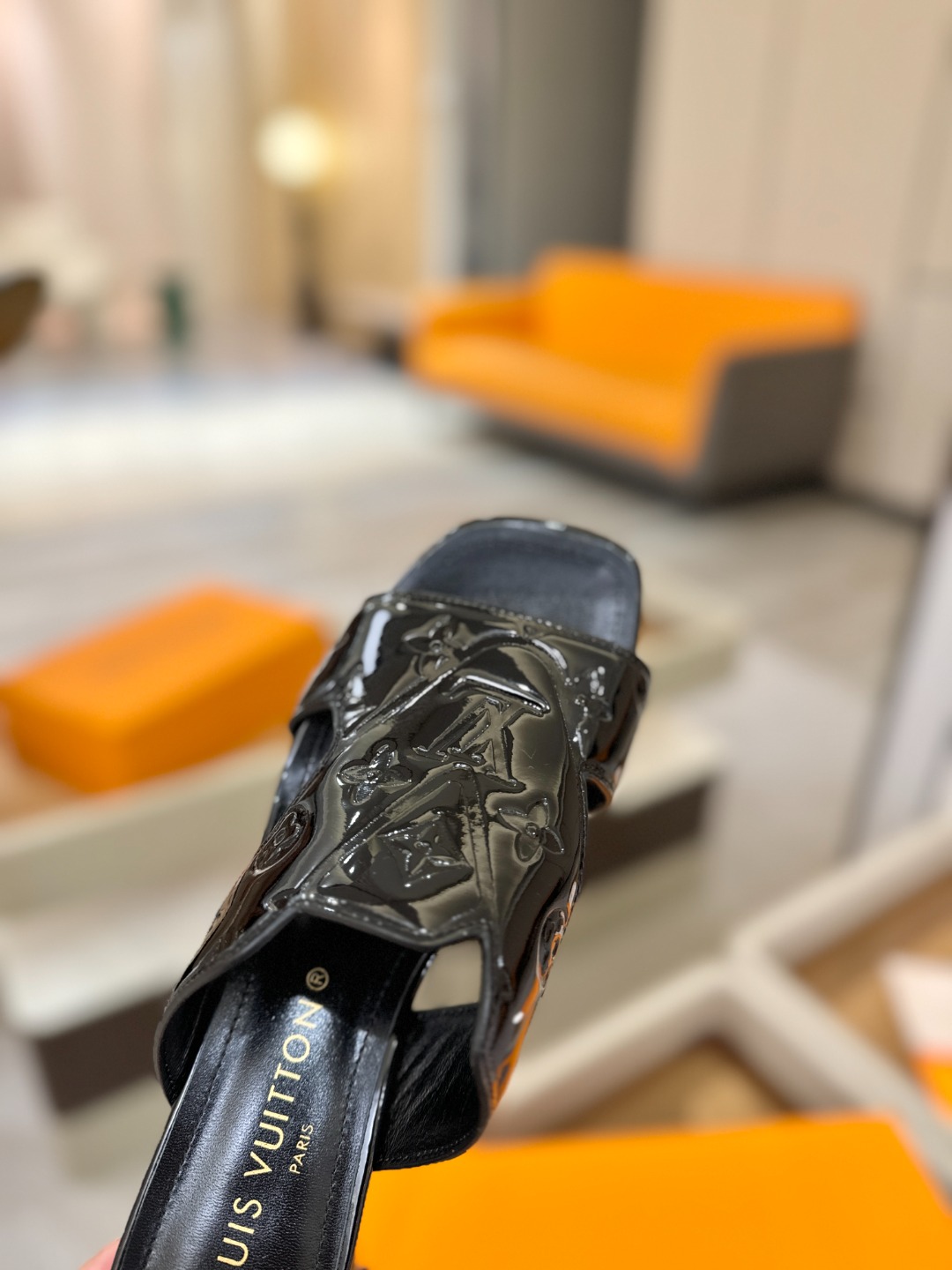 、【代购级】、Louis Vuitton 巴黎时装走秀早春系列！独家版本、完美楦型、中跟拖鞋🆕、Lv压花