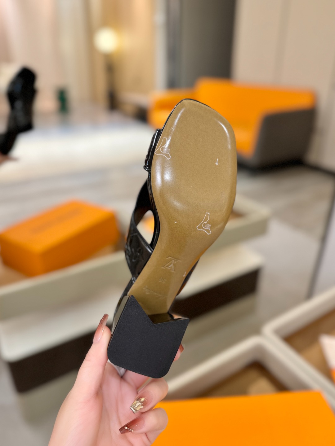 、【代购级】、Louis Vuitton 巴黎时装走秀早春系列！独家版本、完美楦型、中跟拖鞋🆕、Lv压花