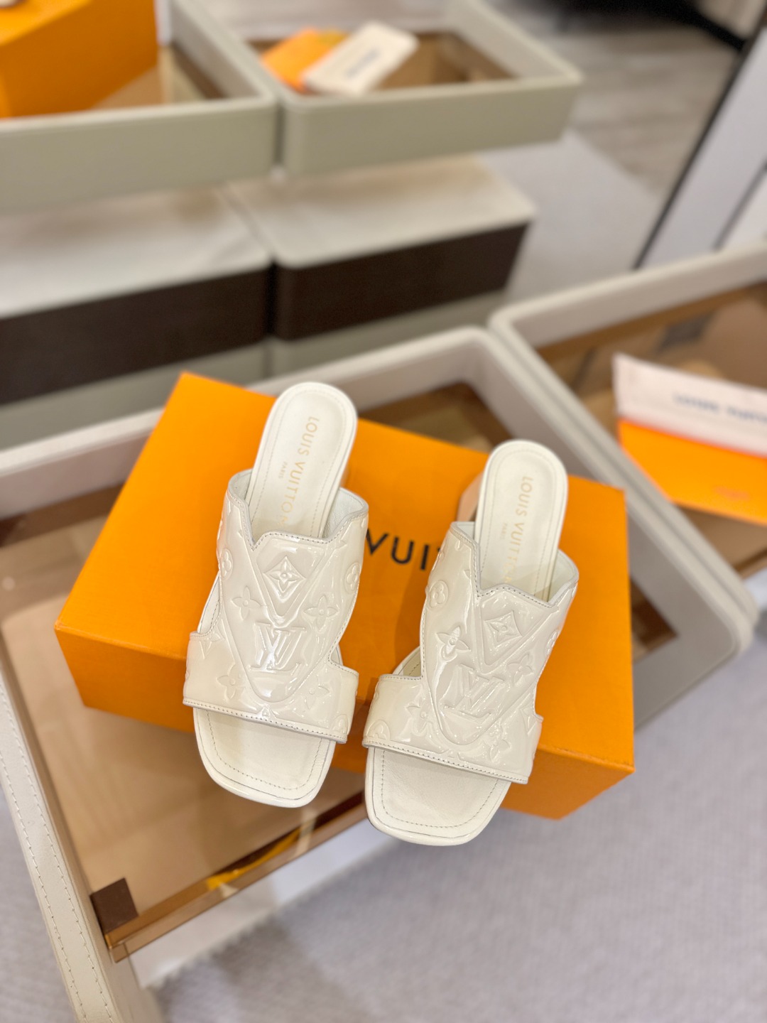 、【代购级】、Louis Vuitton 巴黎时装走秀早春系列！独家版本、完美楦型、中跟拖鞋🆕、Lv压花