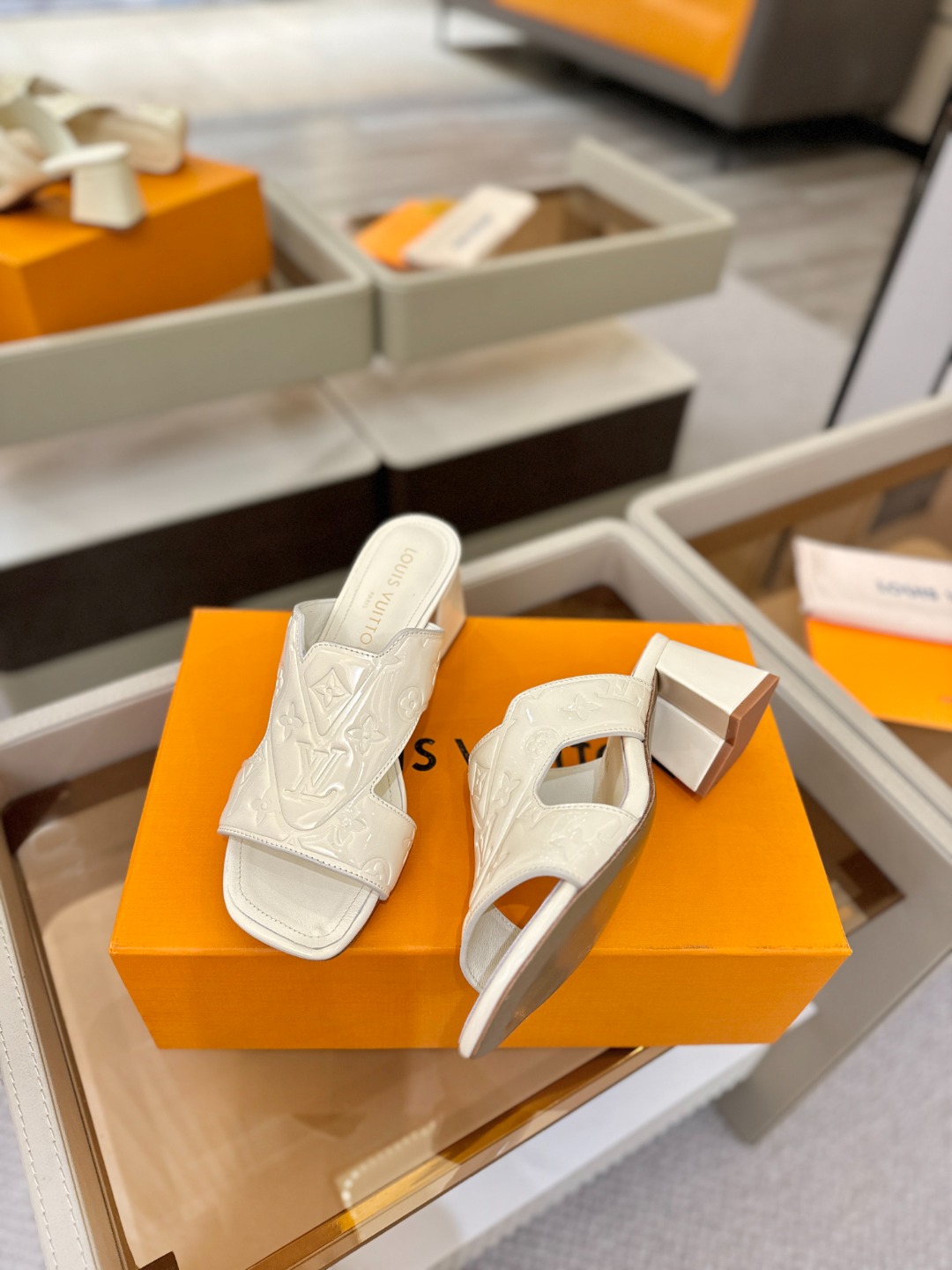 、【代购级】、Louis Vuitton 巴黎时装走秀早春系列！独家版本、完美楦型、中跟拖鞋🆕、Lv压花