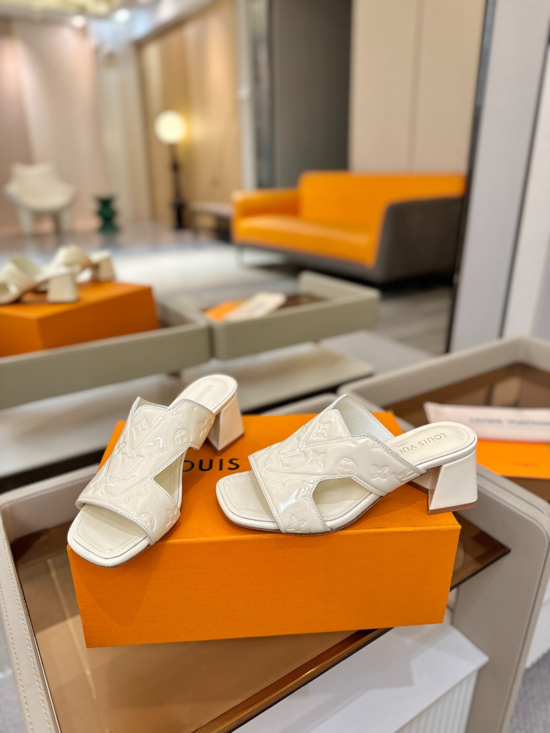 、【代购级】、Louis Vuitton 巴黎时装走秀早春系列！独家版本、完美楦型、中跟拖鞋🆕、Lv压花