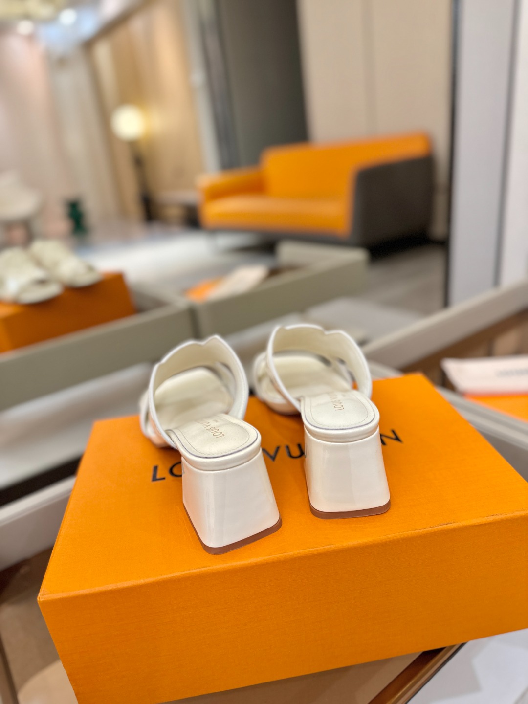 、【代购级】、Louis Vuitton 巴黎时装走秀早春系列！独家版本、完美楦型、中跟拖鞋🆕、Lv压花