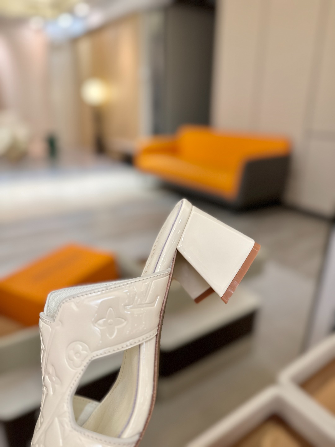 、【代购级】、Louis Vuitton 巴黎时装走秀早春系列！独家版本、完美楦型、中跟拖鞋🆕、Lv压花