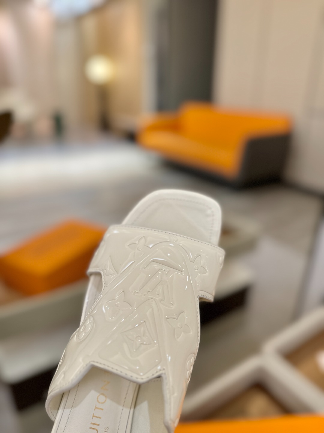 、【代购级】、Louis Vuitton 巴黎时装走秀早春系列！独家版本、完美楦型、中跟拖鞋🆕、Lv压花