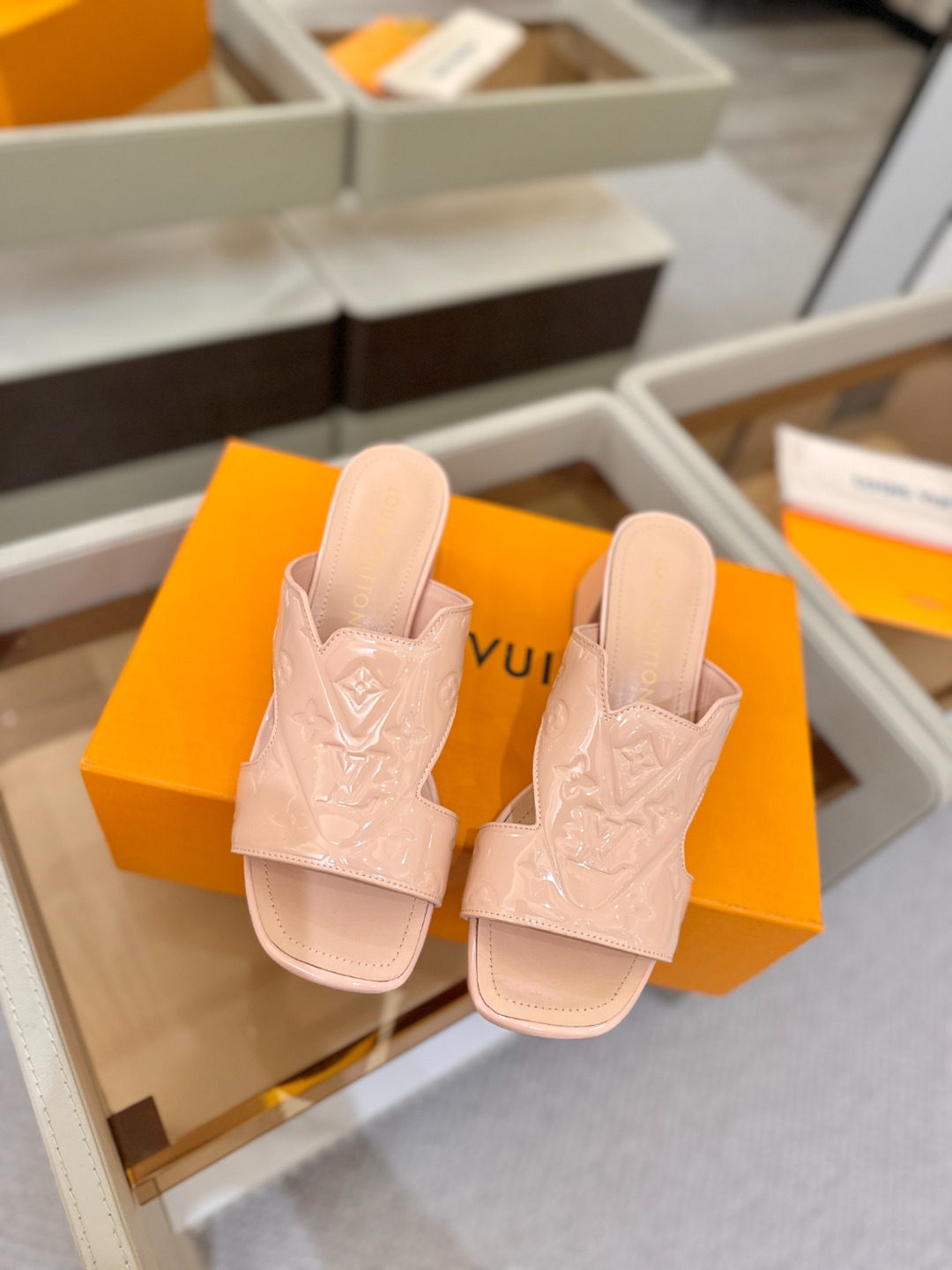 、【代购级】、Louis Vuitton 巴黎时装走秀早春系列！独家版本、完美楦型、中跟拖鞋🆕、Lv压花