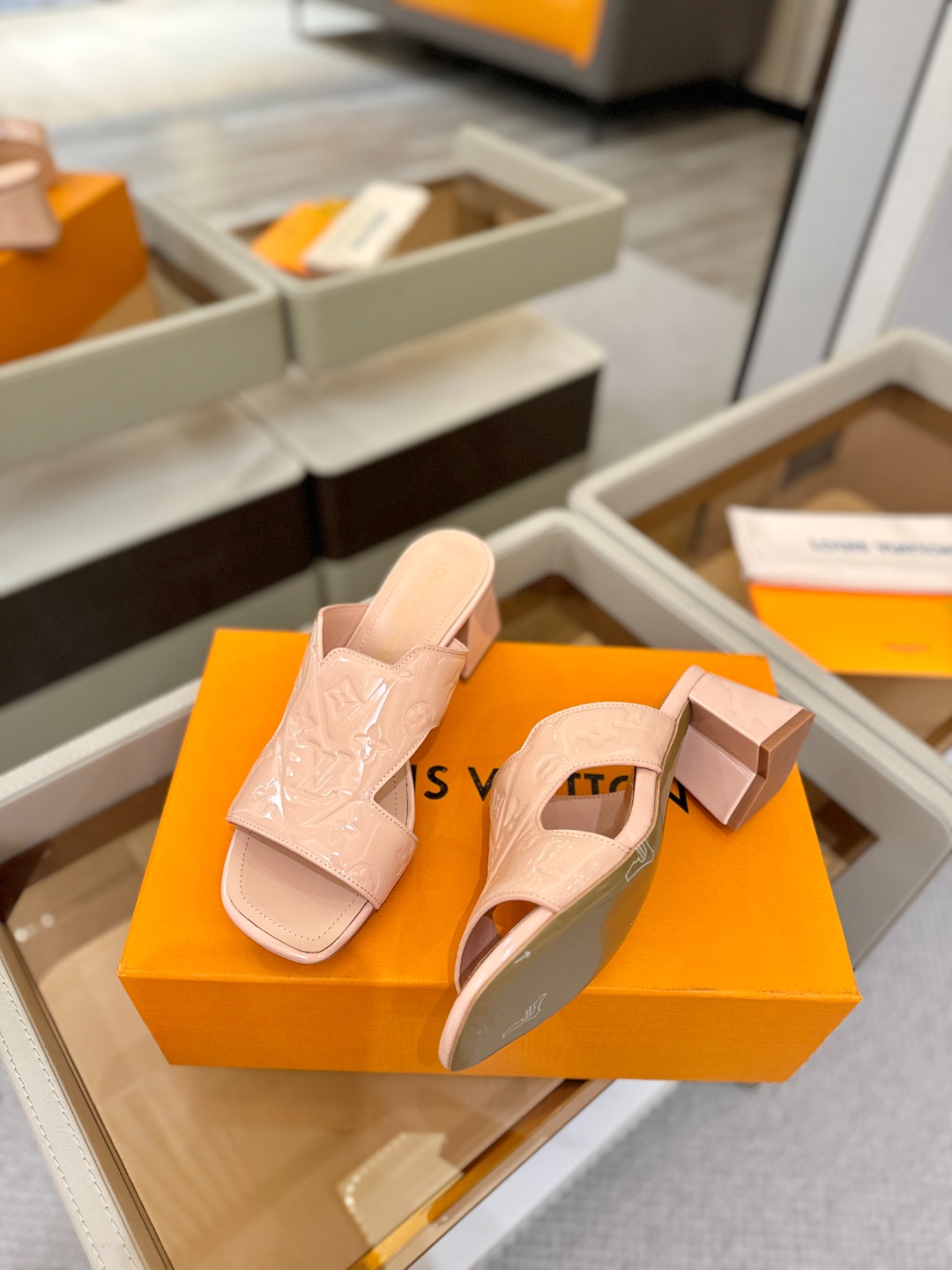 、【代购级】、Louis Vuitton 巴黎时装走秀早春系列！独家版本、完美楦型、中跟拖鞋🆕、Lv压花