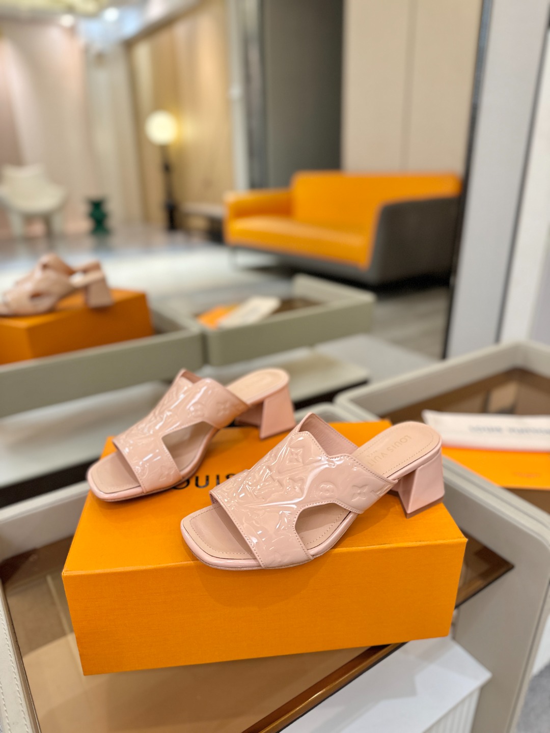 、【代购级】、Louis Vuitton 巴黎时装走秀早春系列！独家版本、完美楦型、中跟拖鞋🆕、Lv压花
