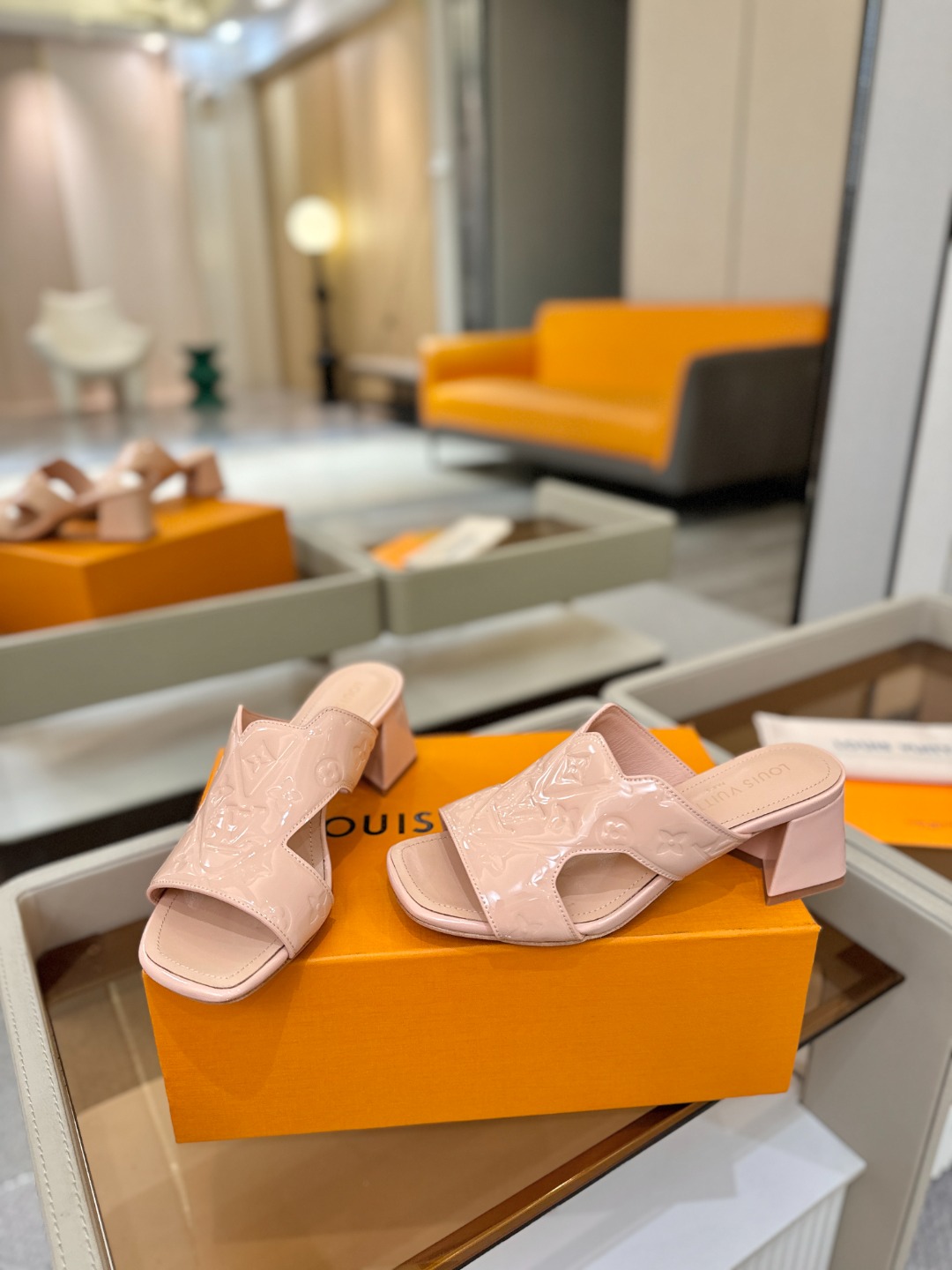 、【代购级】、Louis Vuitton 巴黎时装走秀早春系列！独家版本、完美楦型、中跟拖鞋🆕、Lv压花
