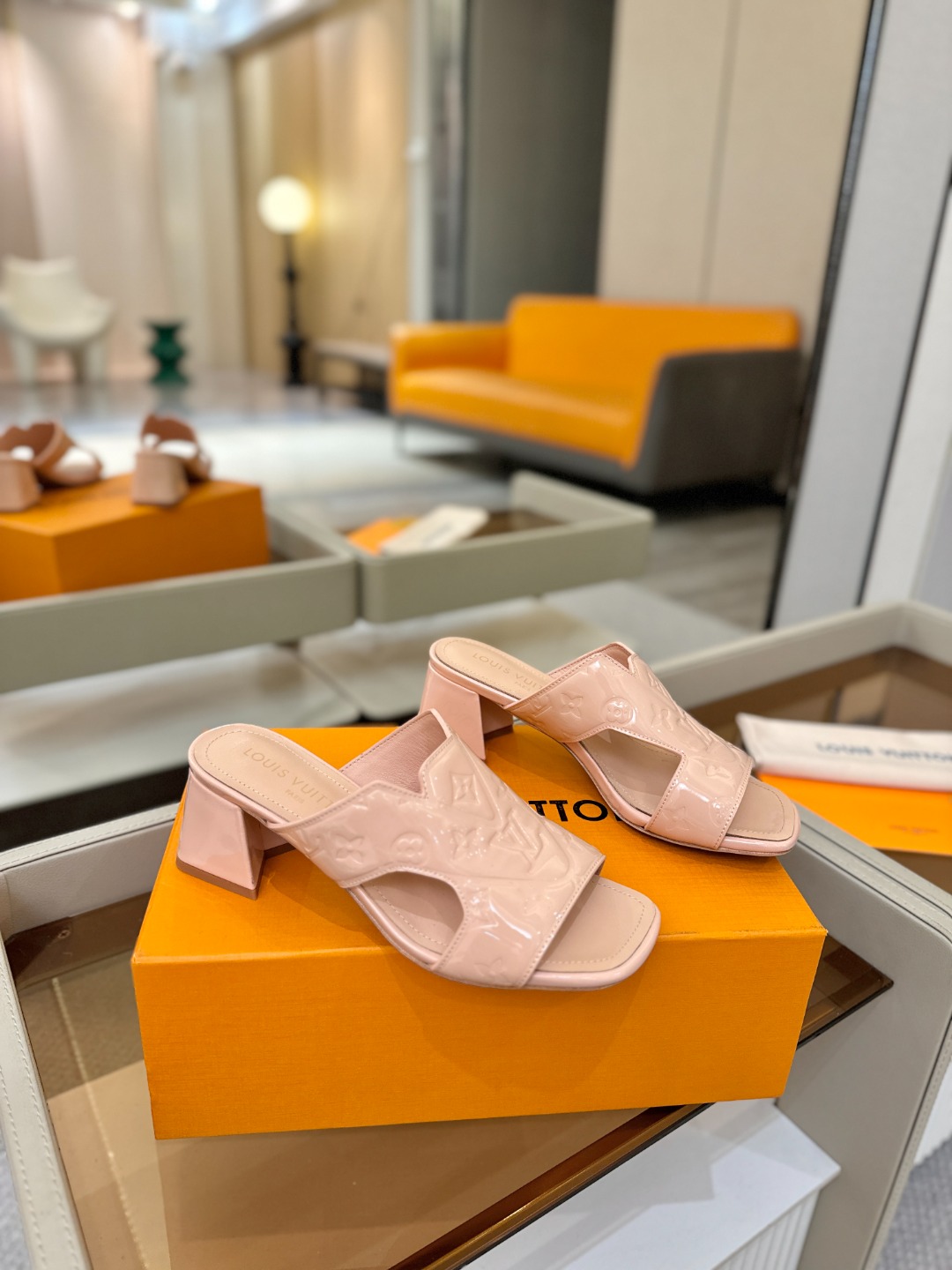 、【代购级】、Louis Vuitton 巴黎时装走秀早春系列！独家版本、完美楦型、中跟拖鞋🆕、Lv压花