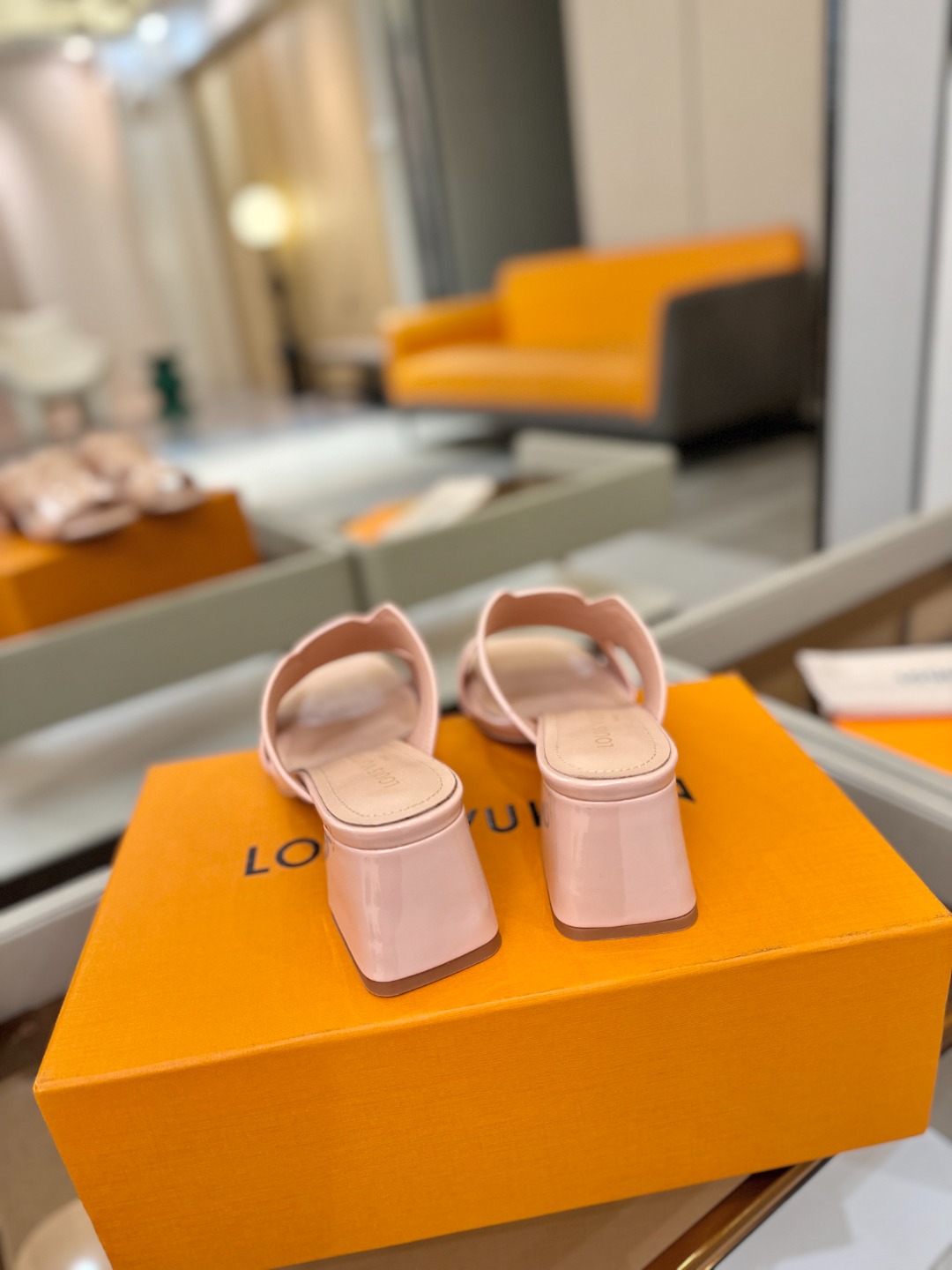 、【代购级】、Louis Vuitton 巴黎时装走秀早春系列！独家版本、完美楦型、中跟拖鞋🆕、Lv压花