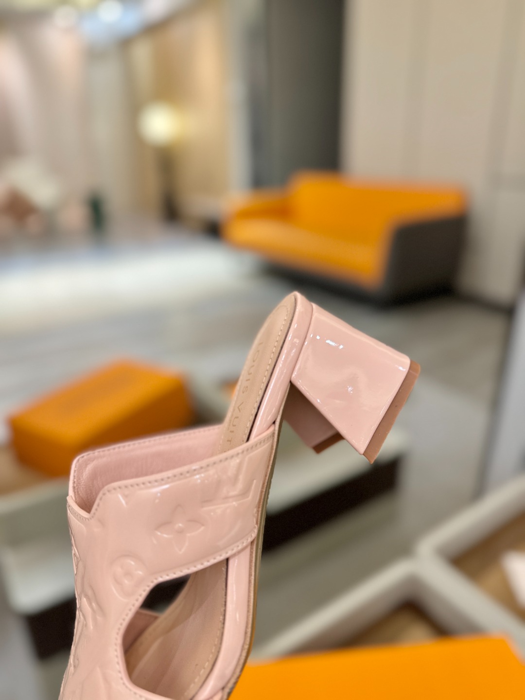 、【代购级】、Louis Vuitton 巴黎时装走秀早春系列！独家版本、完美楦型、中跟拖鞋🆕、Lv压花