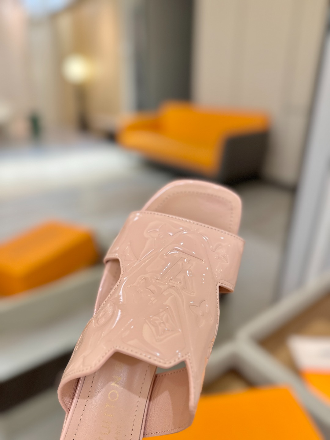 、【代购级】、Louis Vuitton 巴黎时装走秀早春系列！独家版本、完美楦型、中跟拖鞋🆕、Lv压花