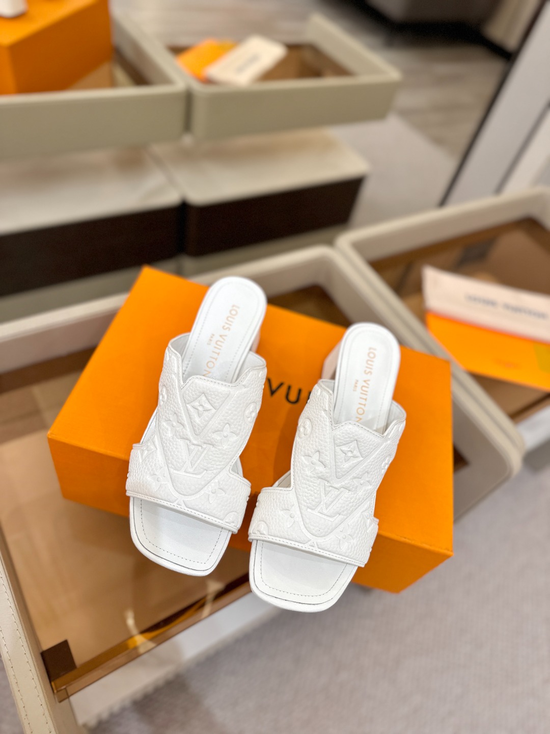 、【代购级】、Louis Vuitton 巴黎时装走秀早春系列！独家版本、完美楦型、中跟拖鞋🆕、Lv压花