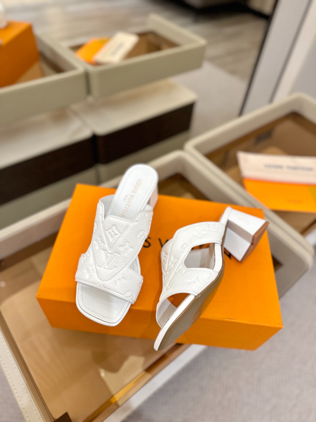 、【代购级】、Louis Vuitton 巴黎时装走秀早春系列！独家版本、完美楦型、中跟拖鞋🆕、Lv压花