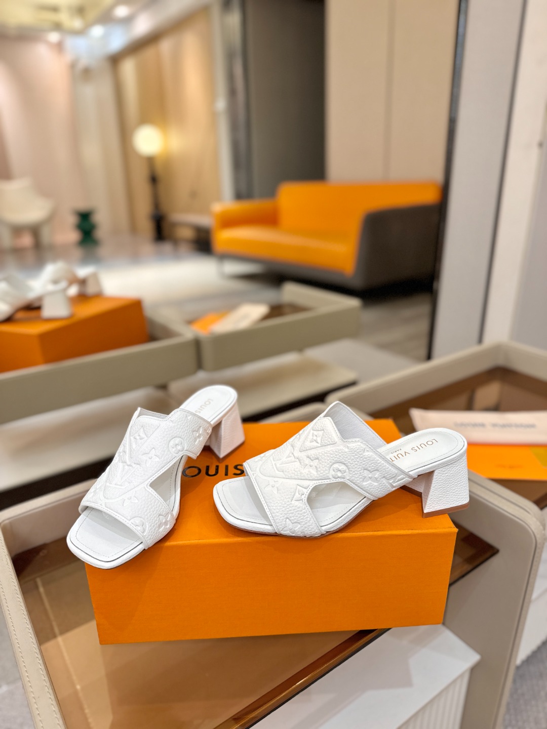 、【代购级】、Louis Vuitton 巴黎时装走秀早春系列！独家版本、完美楦型、中跟拖鞋🆕、Lv压花