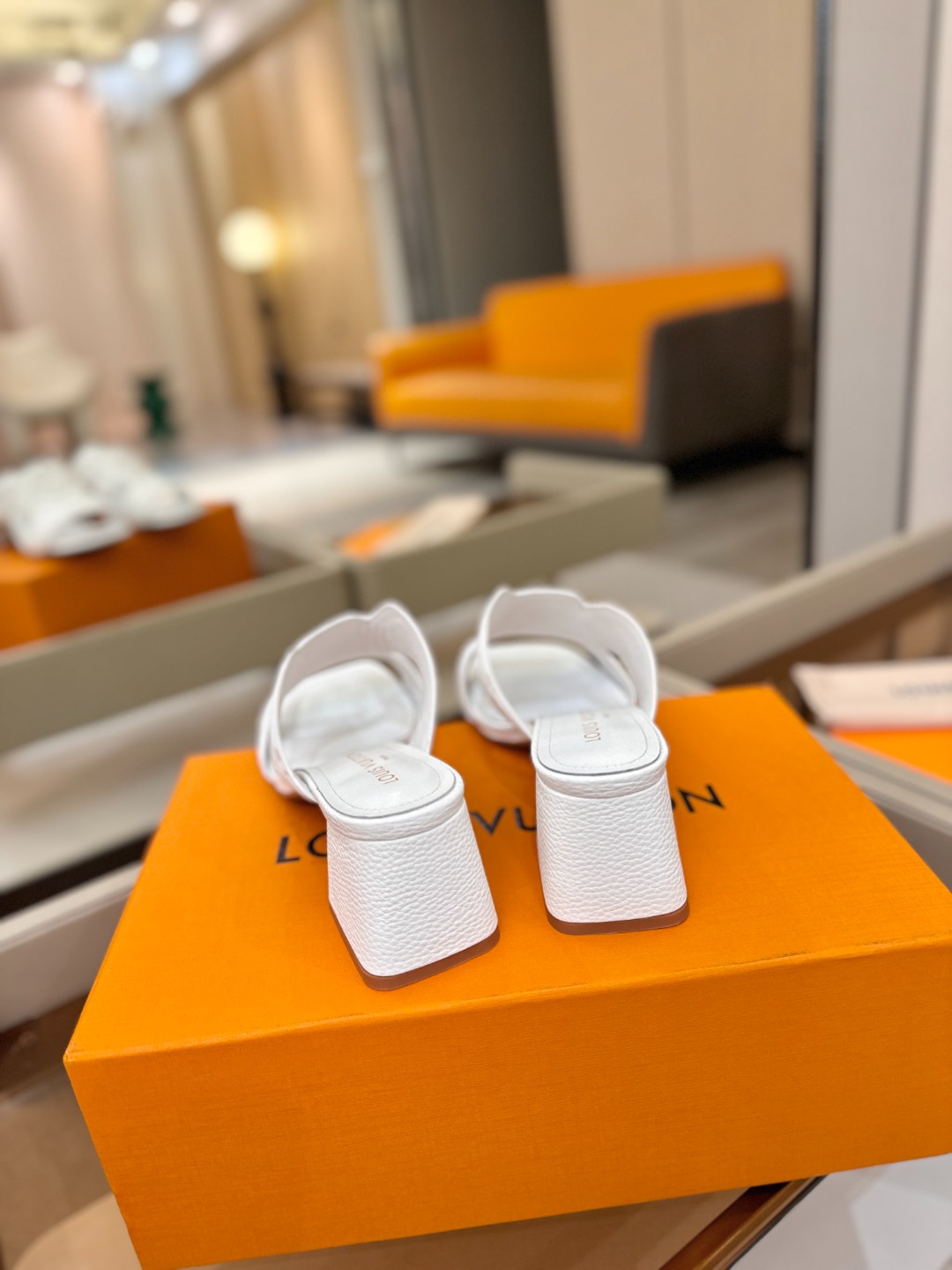 、【代购级】、Louis Vuitton 巴黎时装走秀早春系列！独家版本、完美楦型、中跟拖鞋🆕、Lv压花