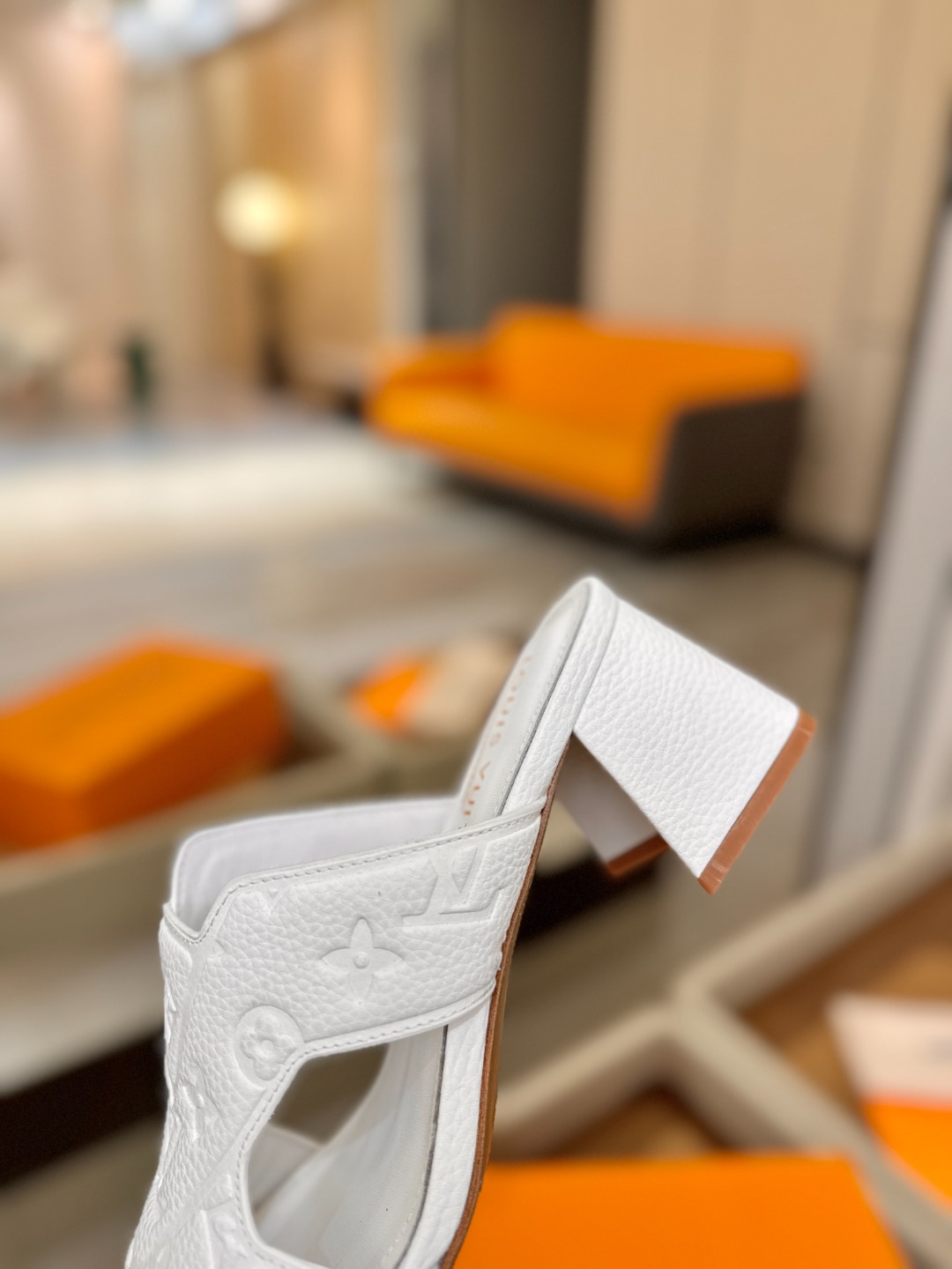 、【代购级】、Louis Vuitton 巴黎时装走秀早春系列！独家版本、完美楦型、中跟拖鞋🆕、Lv压花