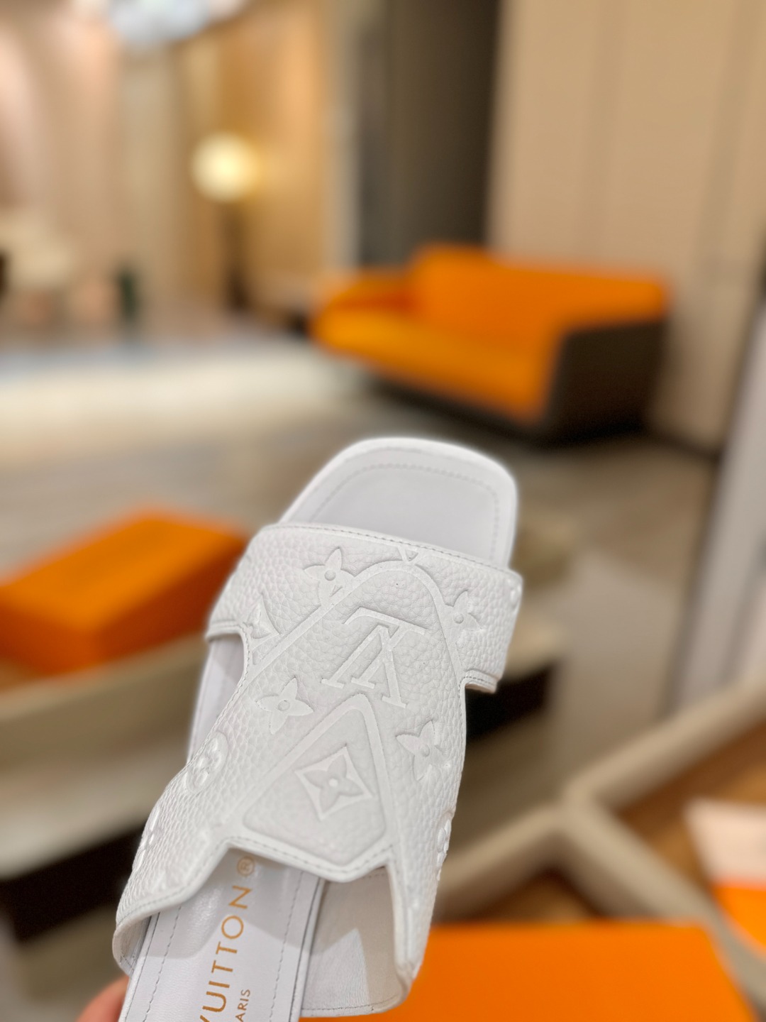 、【代购级】、Louis Vuitton 巴黎时装走秀早春系列！独家版本、完美楦型、中跟拖鞋🆕、Lv压花