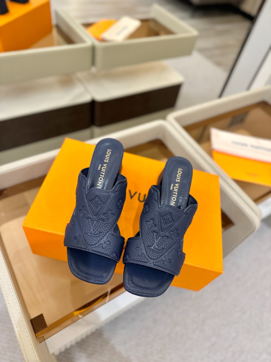 、【代购级】、Louis Vuitton 巴黎时装走秀早春系列！独家版本、完美楦型、中跟拖鞋🆕、Lv压花