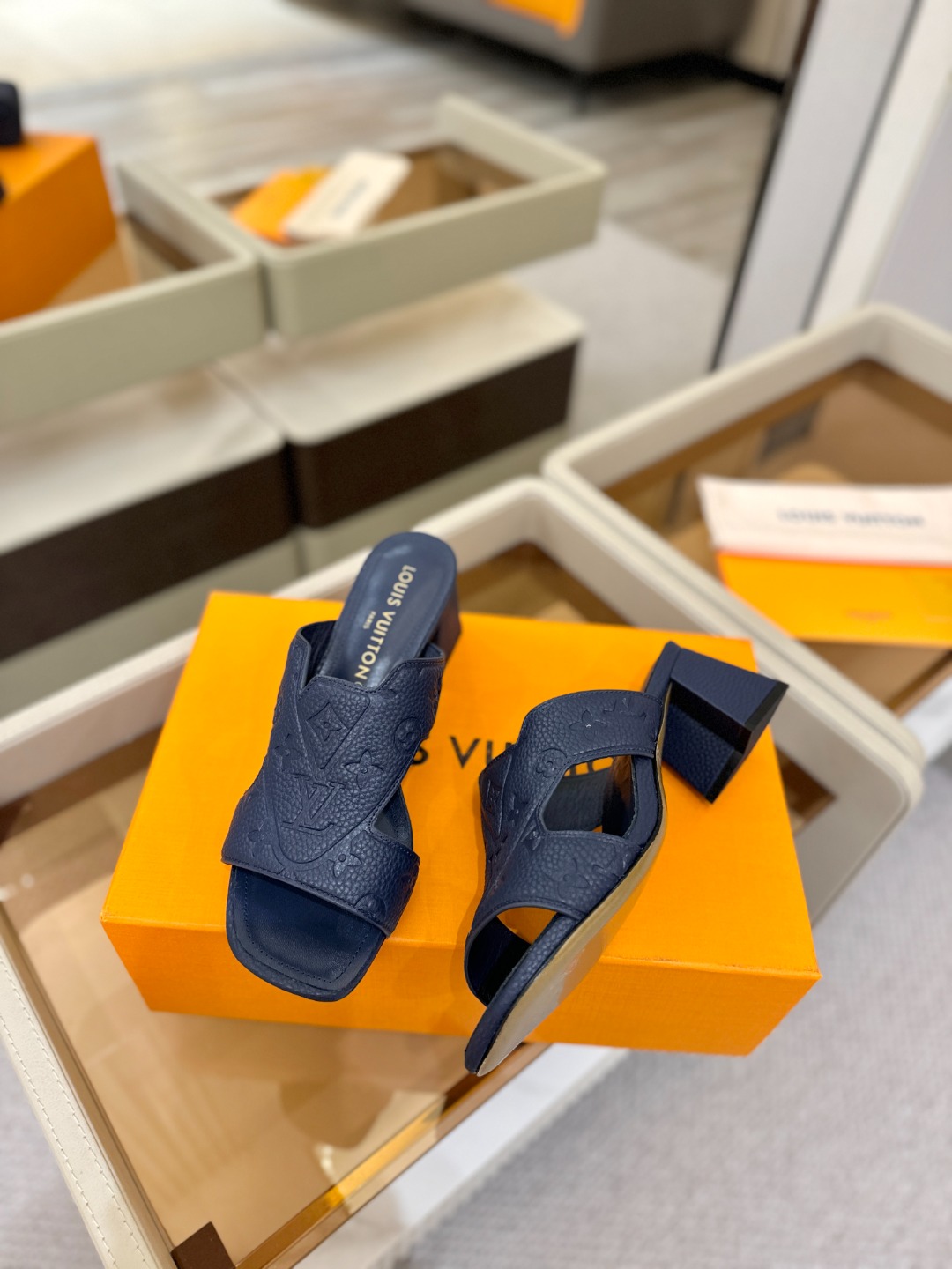 、【代购级】、Louis Vuitton 巴黎时装走秀早春系列！独家版本、完美楦型、中跟拖鞋🆕、Lv压花