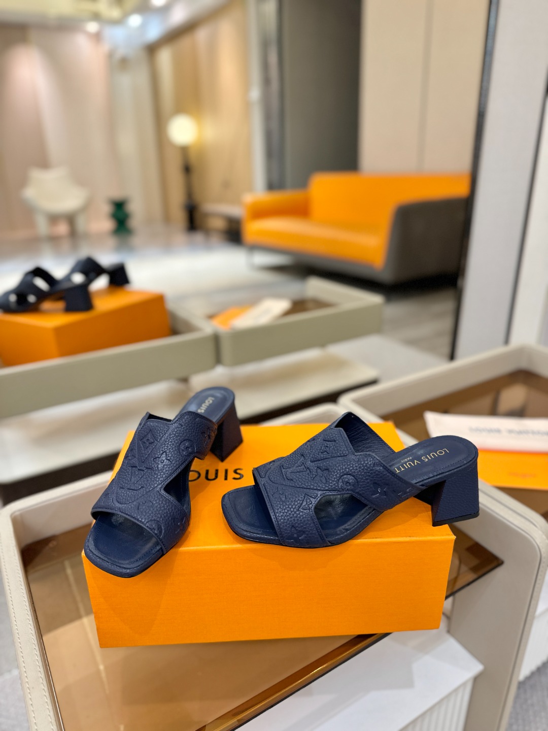 、【代购级】、Louis Vuitton 巴黎时装走秀早春系列！独家版本、完美楦型、中跟拖鞋🆕、Lv压花