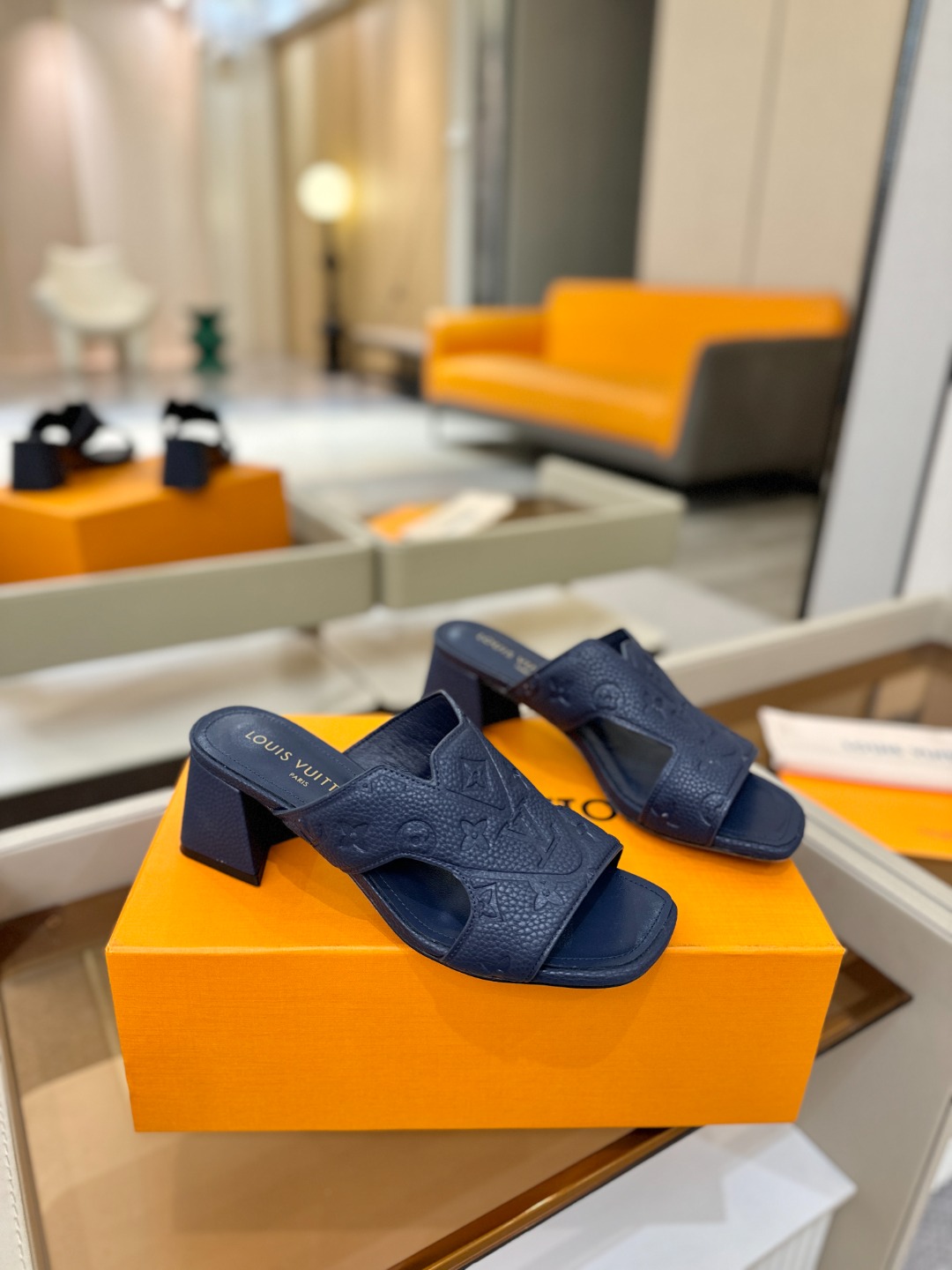 、【代购级】、Louis Vuitton 巴黎时装走秀早春系列！独家版本、完美楦型、中跟拖鞋🆕、Lv压花
