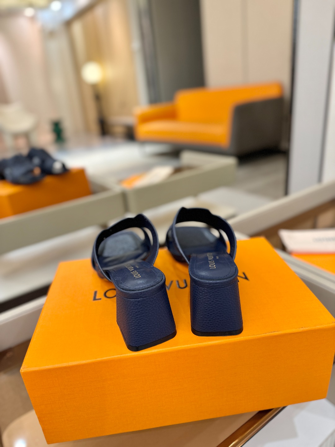 、【代购级】、Louis Vuitton 巴黎时装走秀早春系列！独家版本、完美楦型、中跟拖鞋🆕、Lv压花