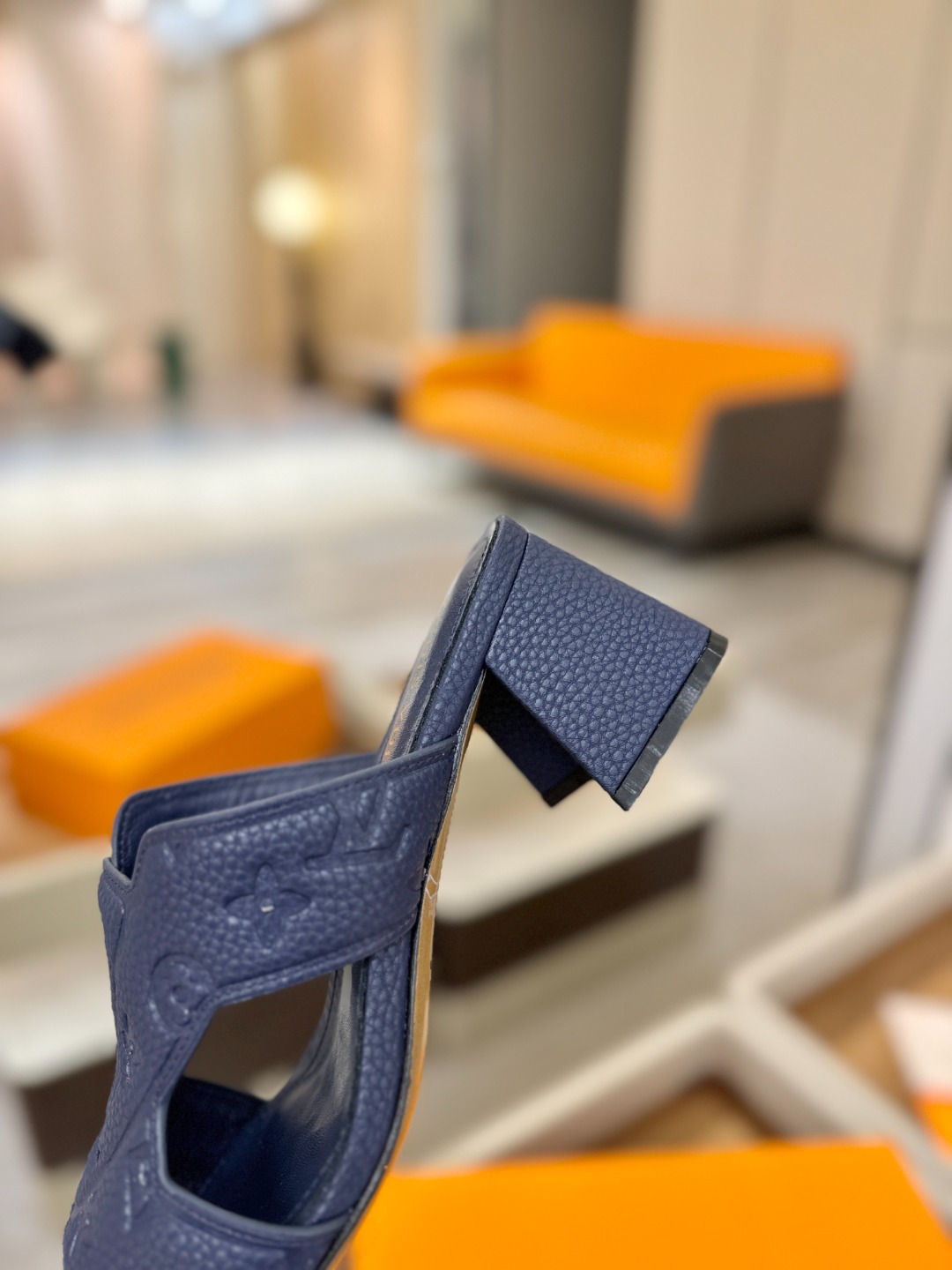 、【代购级】、Louis Vuitton 巴黎时装走秀早春系列！独家版本、完美楦型、中跟拖鞋🆕、Lv压花