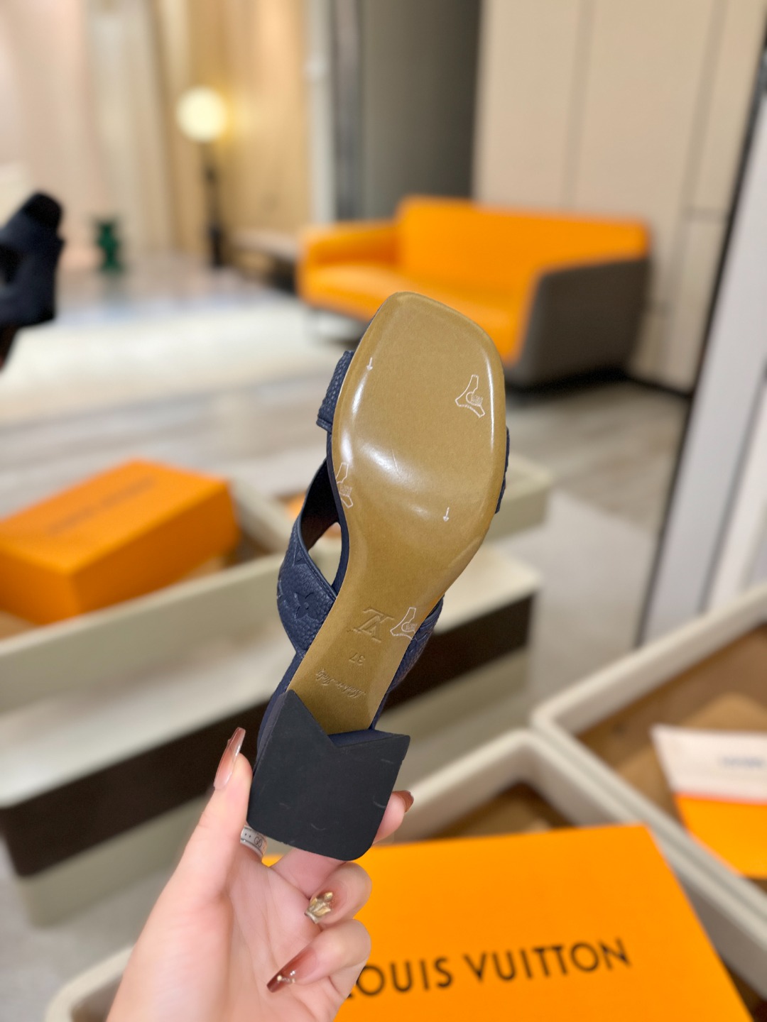 、【代购级】、Louis Vuitton 巴黎时装走秀早春系列！独家版本、完美楦型、中跟拖鞋🆕、Lv压花