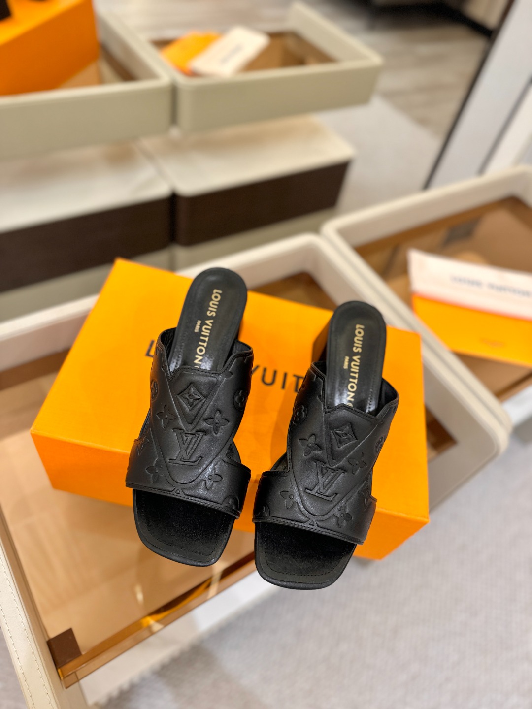 、【代购级】、Louis Vuitton 巴黎时装走秀早春系列！独家版本、完美楦型、中跟拖鞋🆕、Lv压花