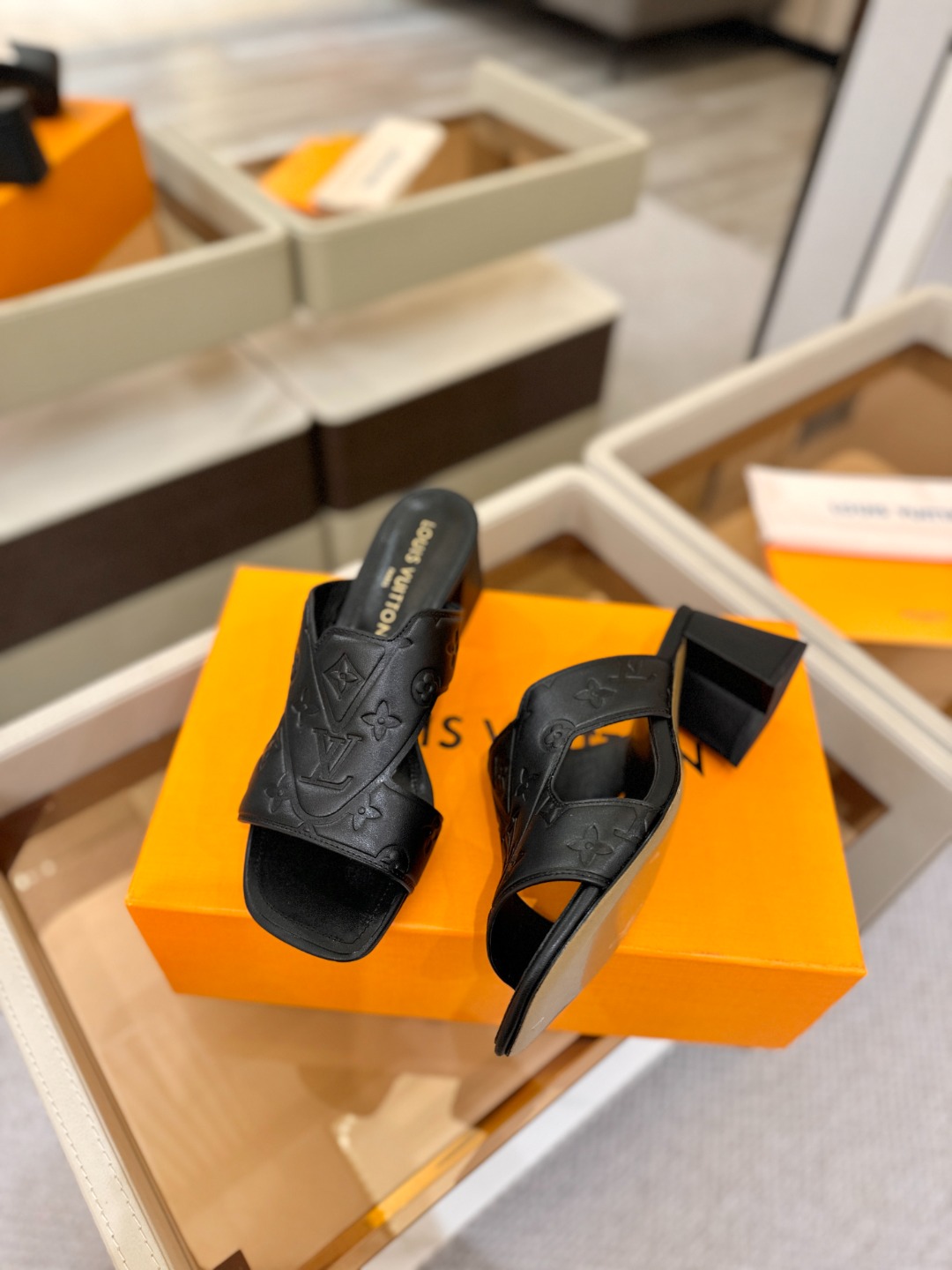 、【代购级】、Louis Vuitton 巴黎时装走秀早春系列！独家版本、完美楦型、中跟拖鞋🆕、Lv压花