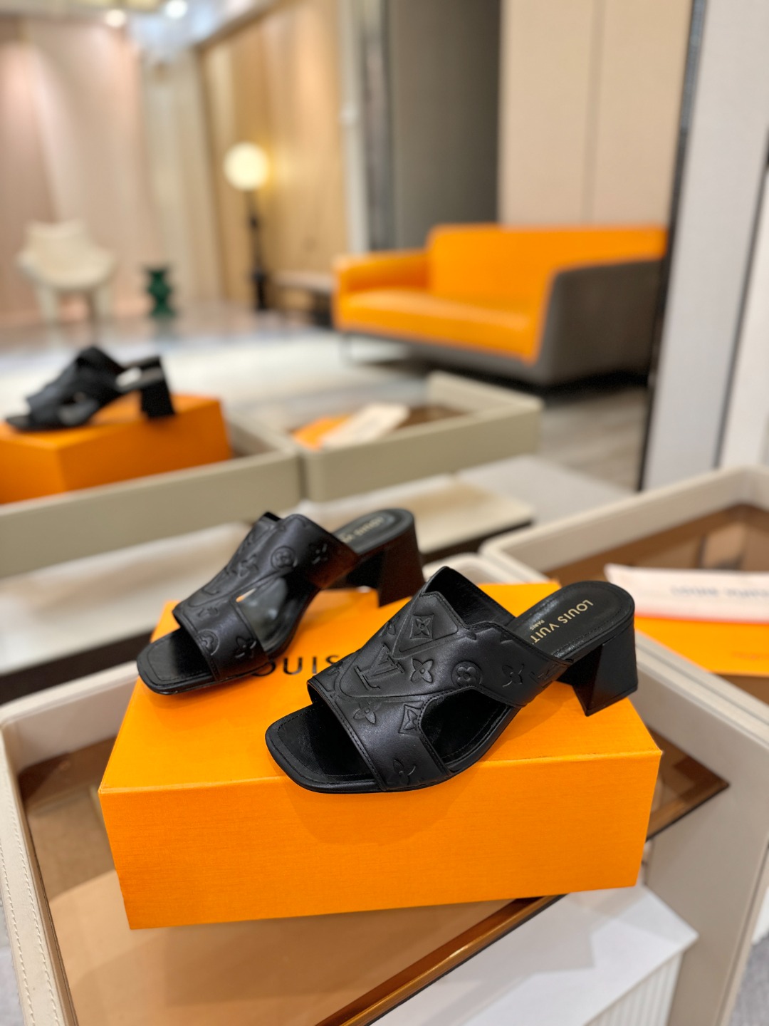 、【代购级】、Louis Vuitton 巴黎时装走秀早春系列！独家版本、完美楦型、中跟拖鞋🆕、Lv压花