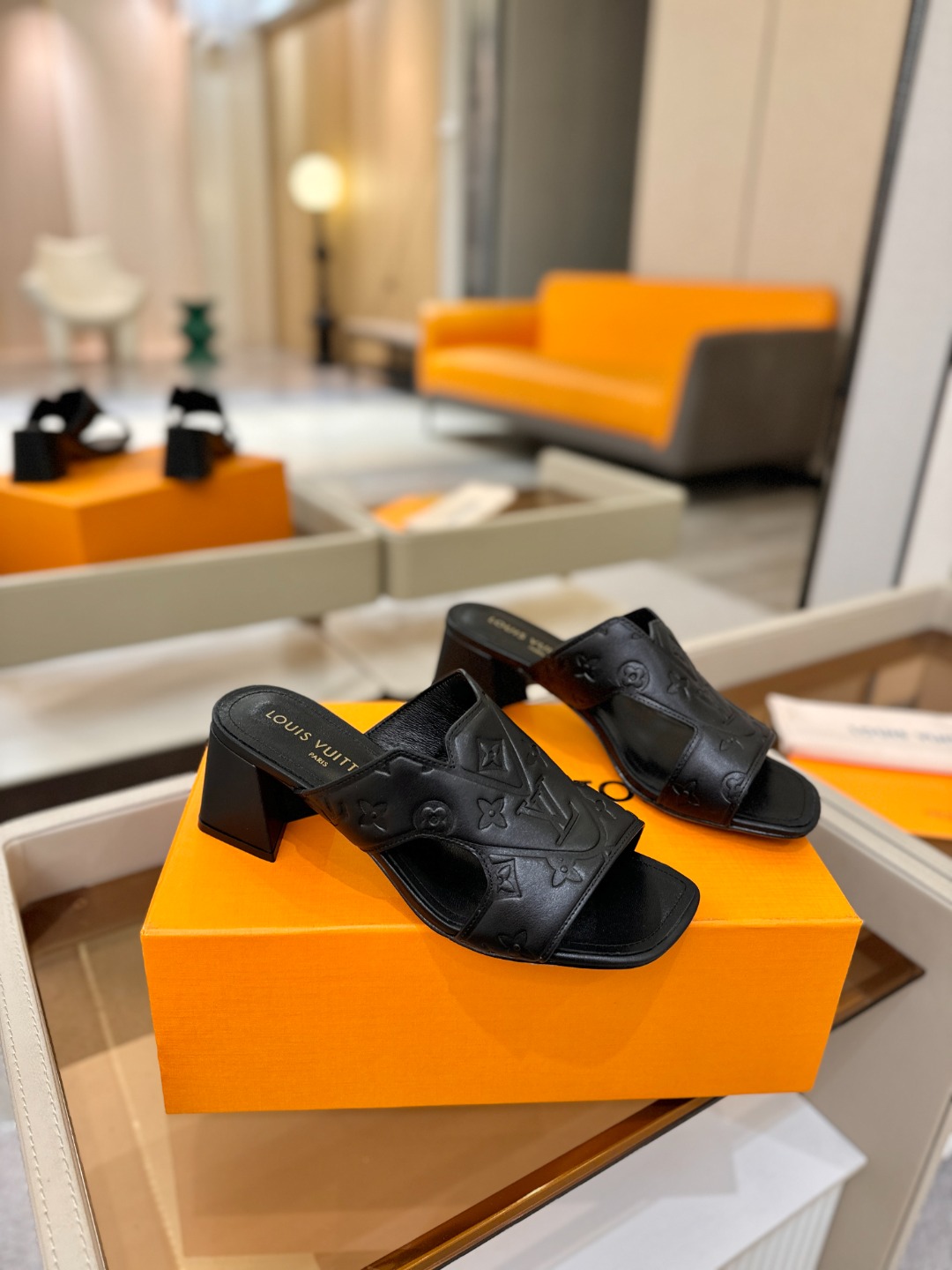 、【代购级】、Louis Vuitton 巴黎时装走秀早春系列！独家版本、完美楦型、中跟拖鞋🆕、Lv压花