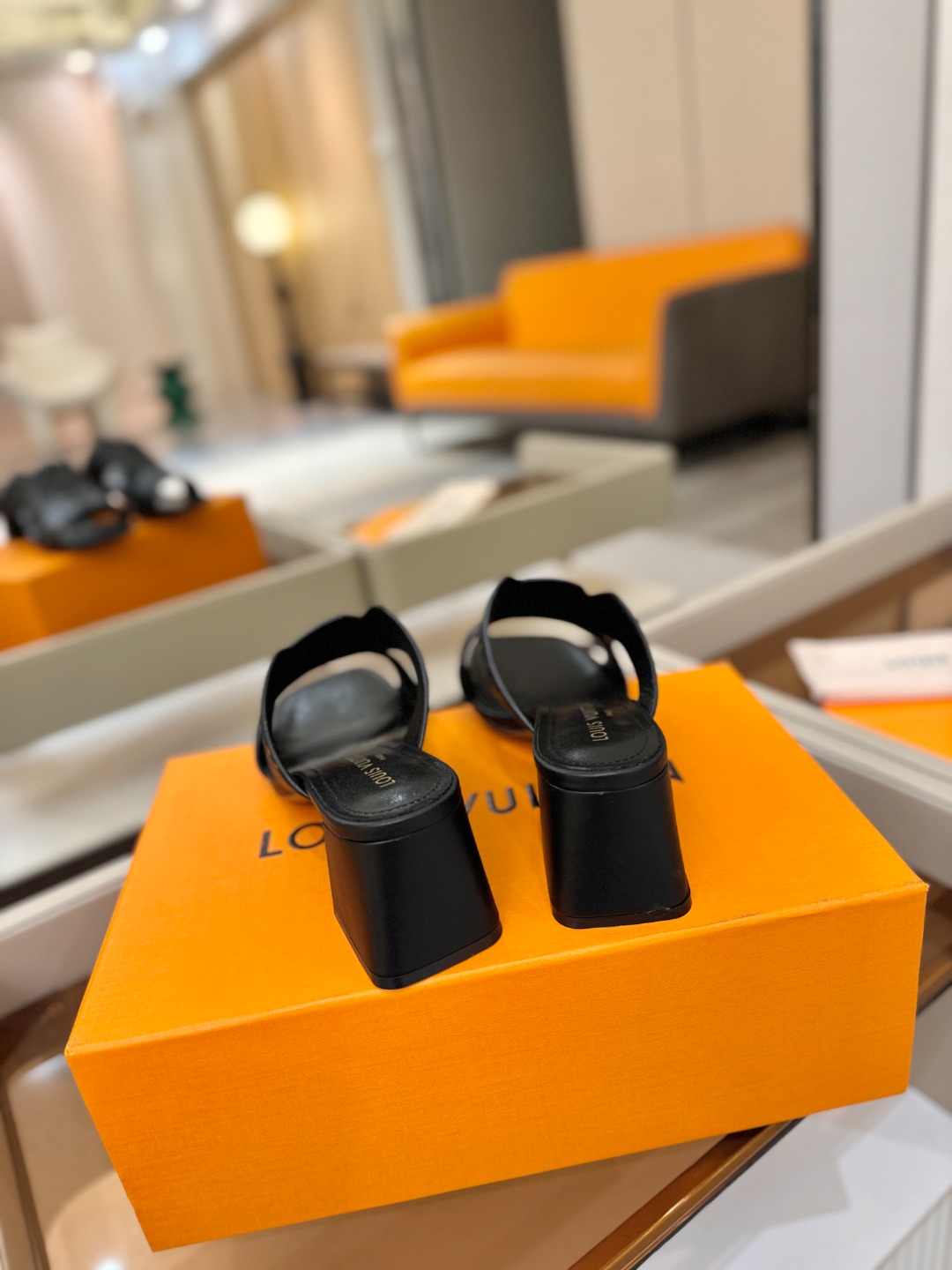 、【代购级】、Louis Vuitton 巴黎时装走秀早春系列！独家版本、完美楦型、中跟拖鞋🆕、Lv压花