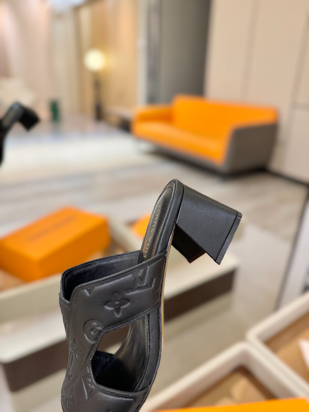 、【代购级】、Louis Vuitton 巴黎时装走秀早春系列！独家版本、完美楦型、中跟拖鞋🆕、Lv压花