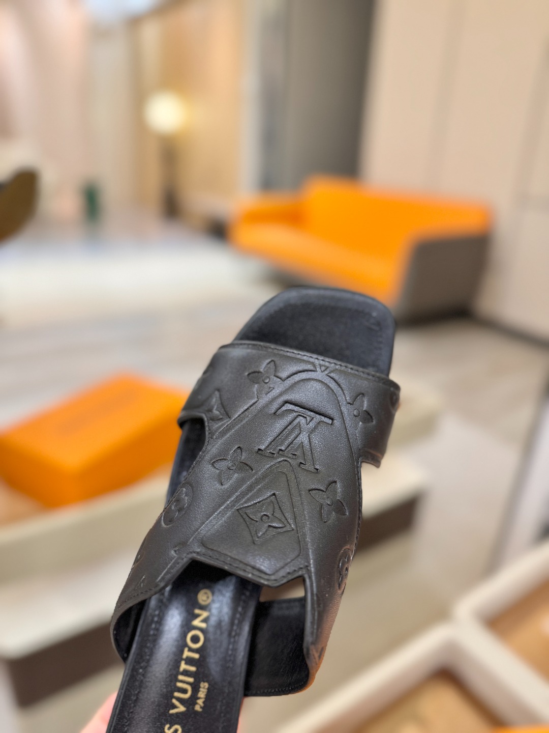 、【代购级】、Louis Vuitton 巴黎时装走秀早春系列！独家版本、完美楦型、中跟拖鞋🆕、Lv压花