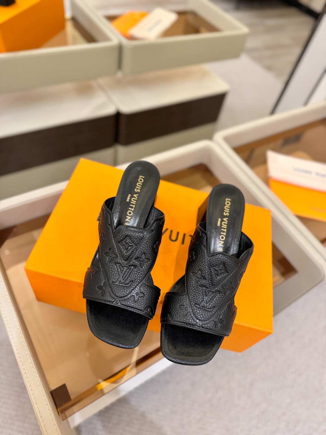 、【代购级】、Louis Vuitton 巴黎时装走秀早春系列！独家版本、完美楦型、中跟拖鞋🆕、Lv压花