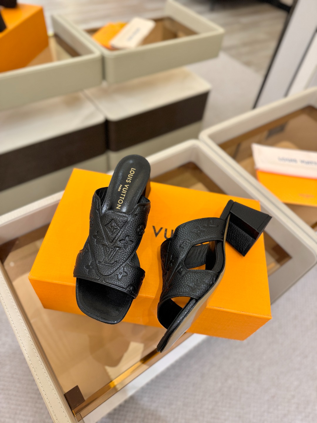 、【代购级】、Louis Vuitton 巴黎时装走秀早春系列！独家版本、完美楦型、中跟拖鞋🆕、Lv压花