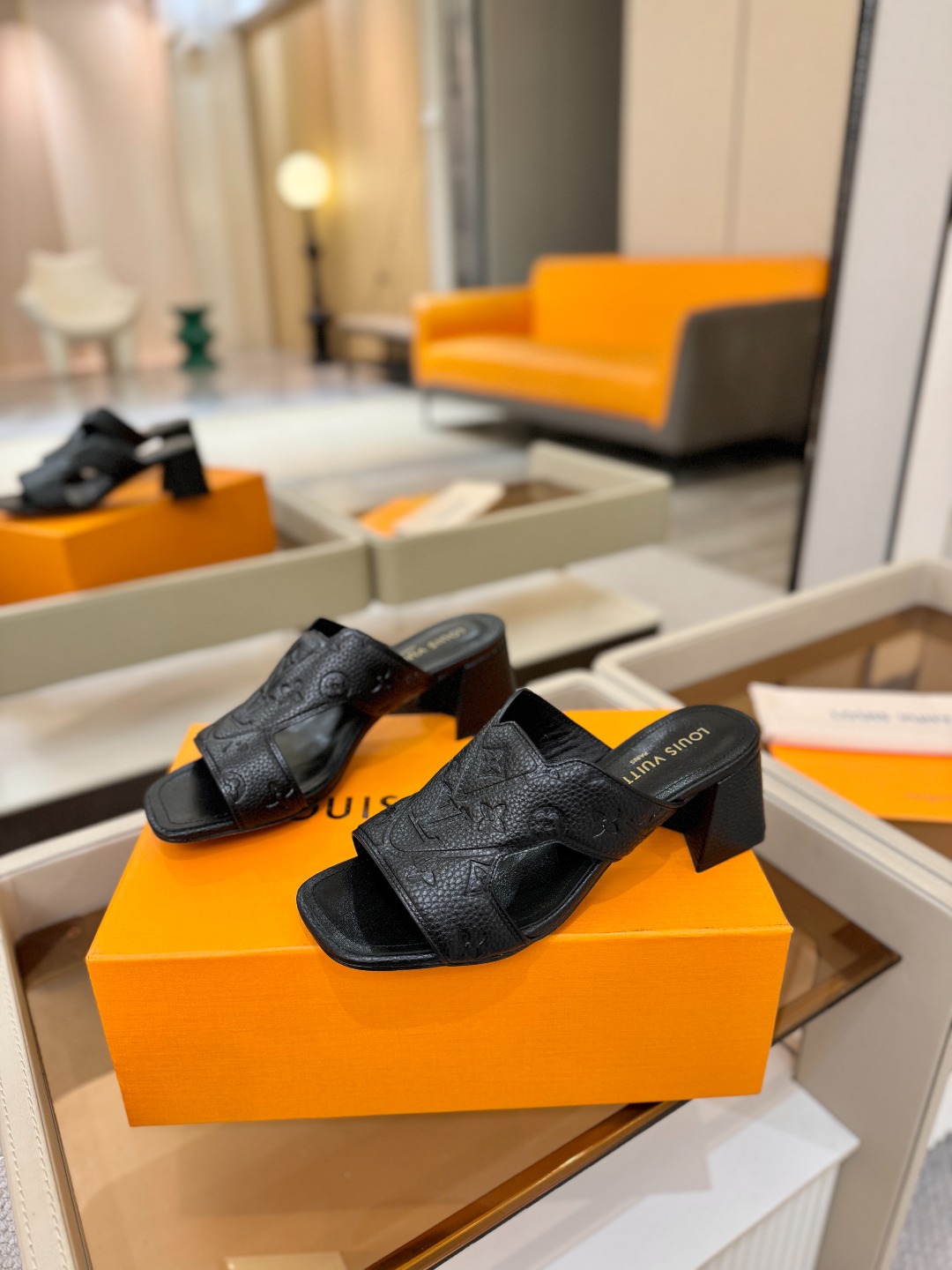 、【代购级】、Louis Vuitton 巴黎时装走秀早春系列！独家版本、完美楦型、中跟拖鞋🆕、Lv压花