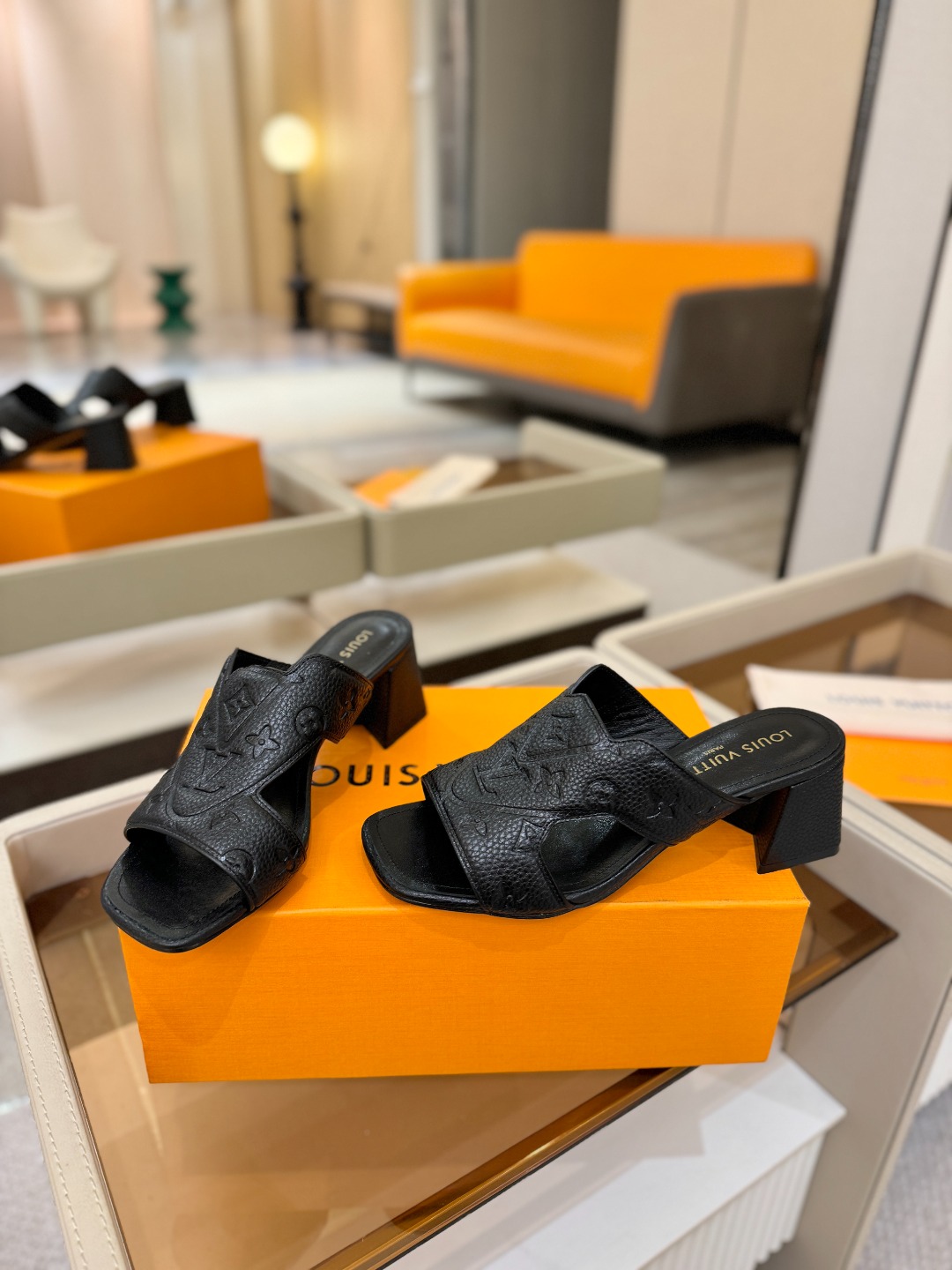 、【代购级】、Louis Vuitton 巴黎时装走秀早春系列！独家版本、完美楦型、中跟拖鞋🆕、Lv压花