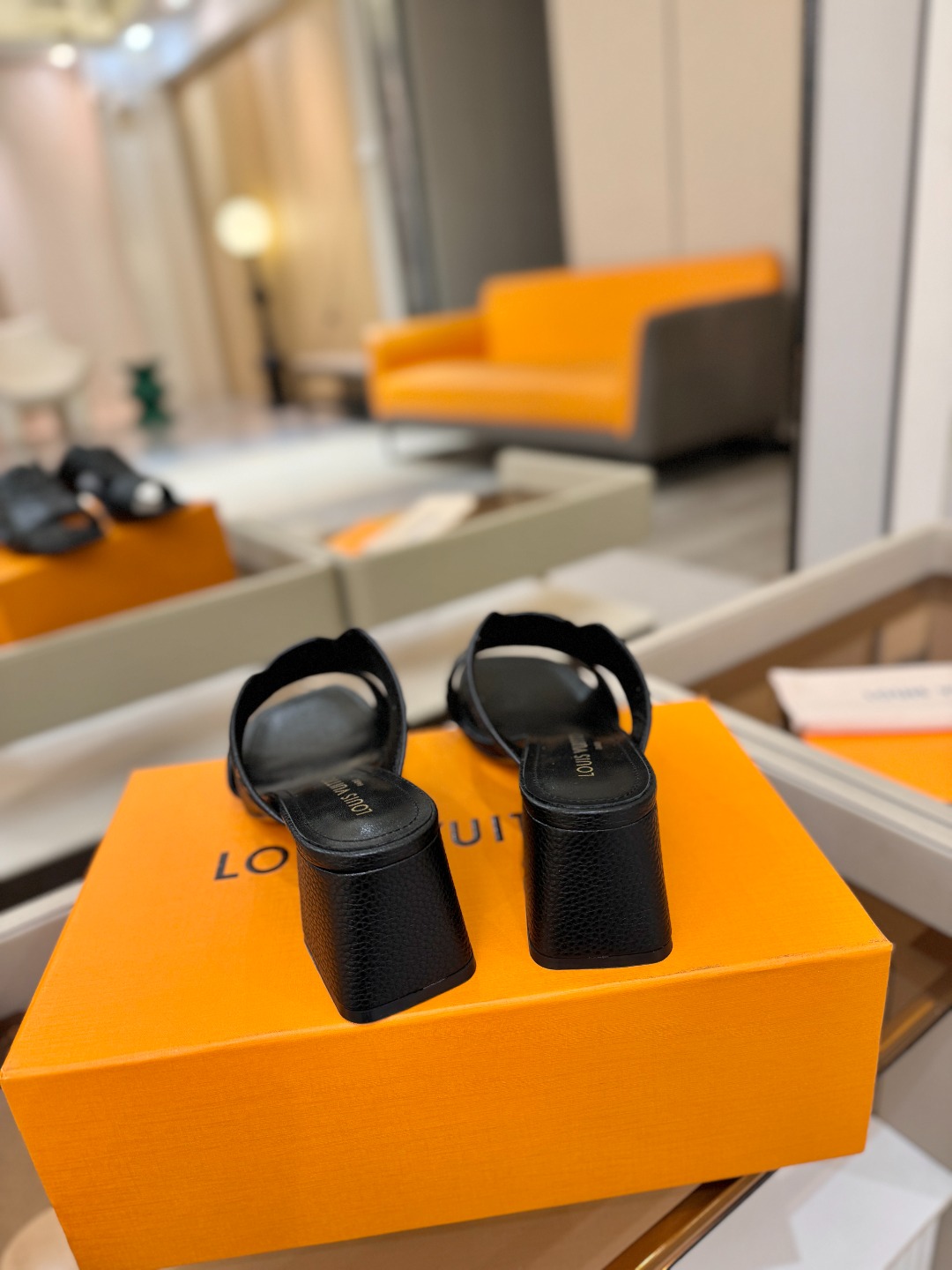 、【代购级】、Louis Vuitton 巴黎时装走秀早春系列！独家版本、完美楦型、中跟拖鞋🆕、Lv压花