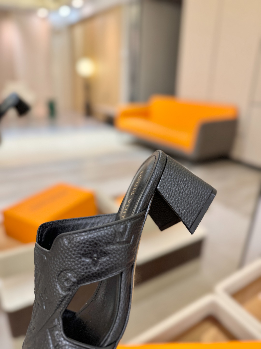 、【代购级】、Louis Vuitton 巴黎时装走秀早春系列！独家版本、完美楦型、中跟拖鞋🆕、Lv压花