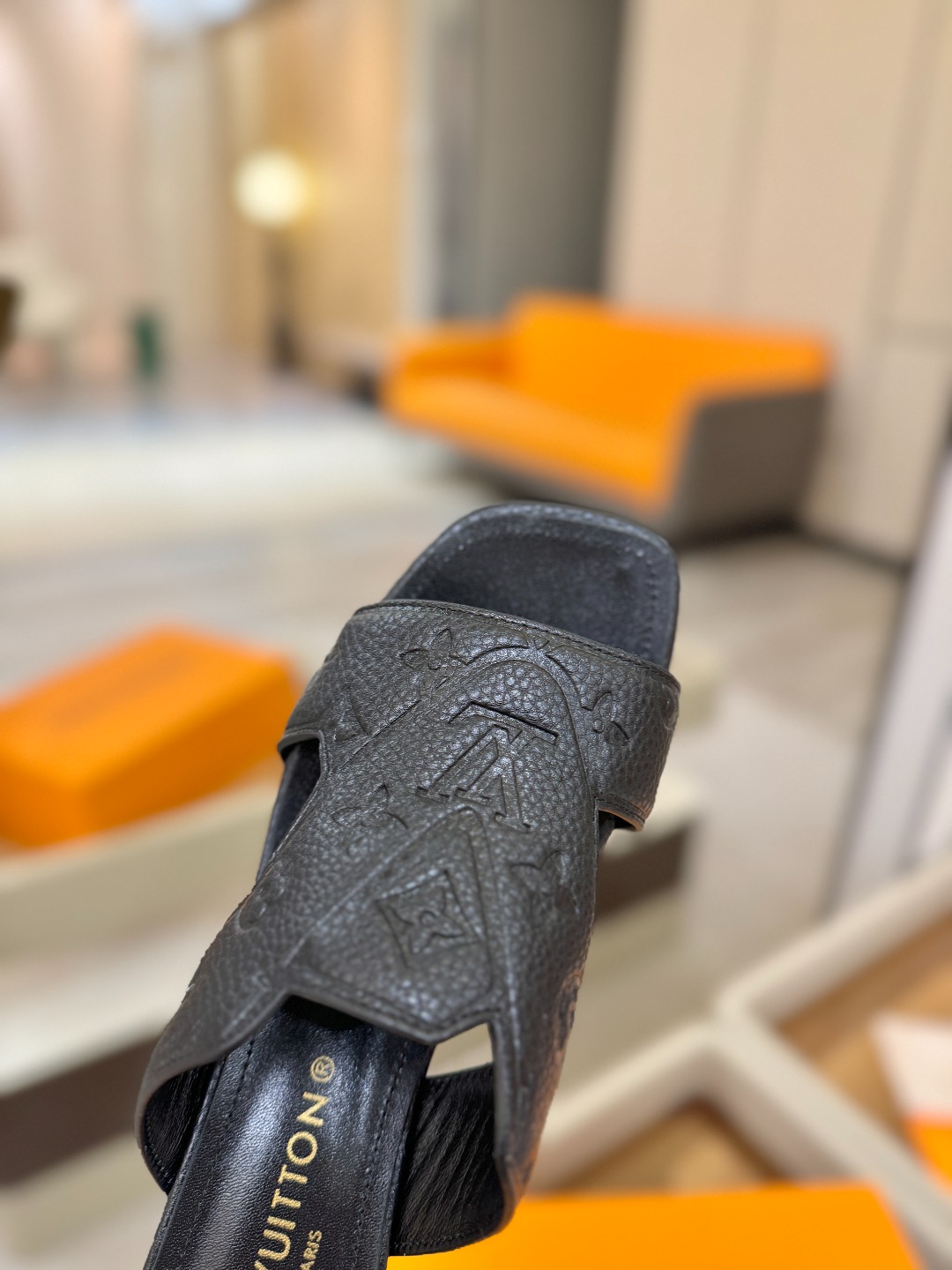 、【代购级】、Louis Vuitton 巴黎时装走秀早春系列！独家版本、完美楦型、中跟拖鞋🆕、Lv压花