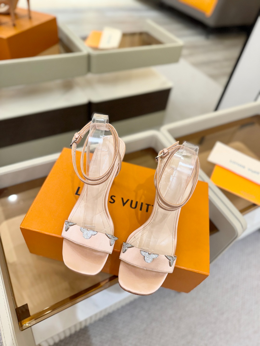 【代购级】、Louis Vuitton 官网早春系列！完美楦型、高跟凉鞋🆕、官网同步更新Lv五金 “lo