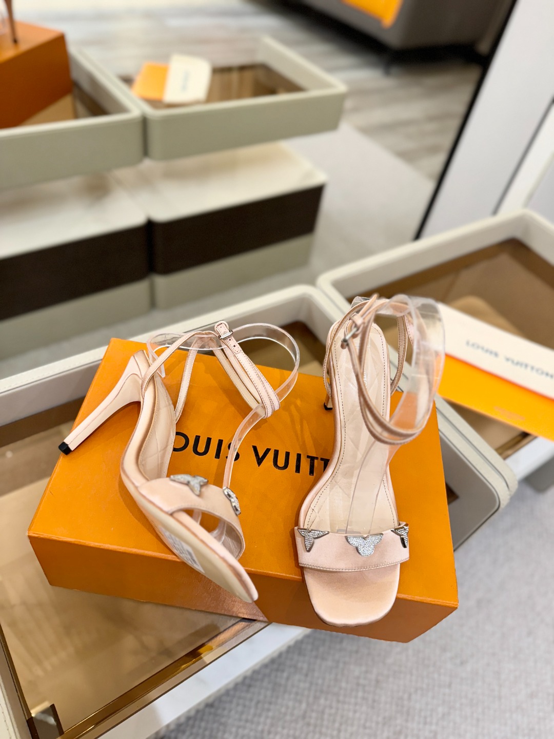 【代购级】、Louis Vuitton 官网早春系列！完美楦型、高跟凉鞋🆕、官网同步更新Lv五金 “lo