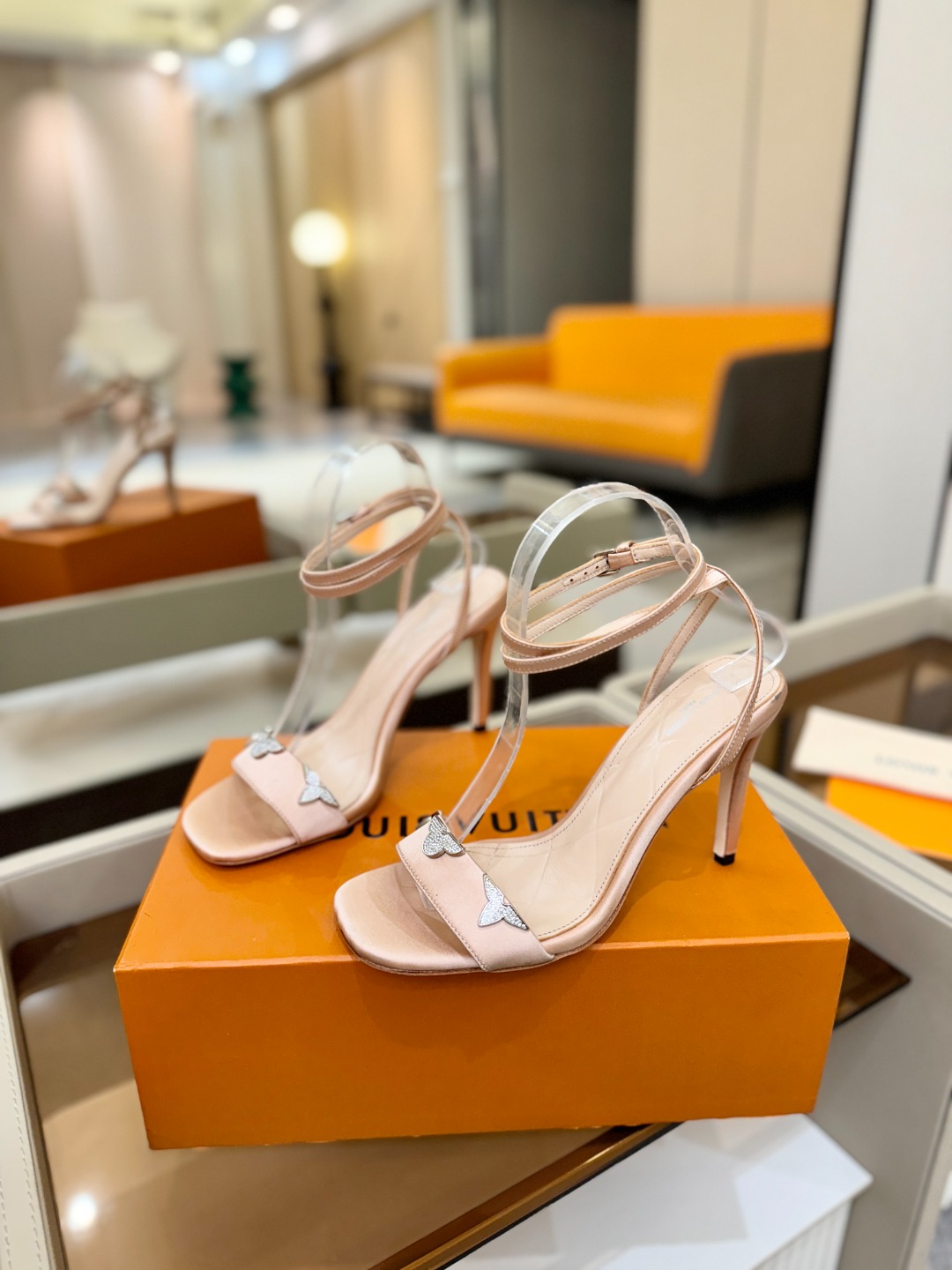 【代购级】、Louis Vuitton 官网早春系列！完美楦型、高跟凉鞋🆕、官网同步更新Lv五金 “lo
