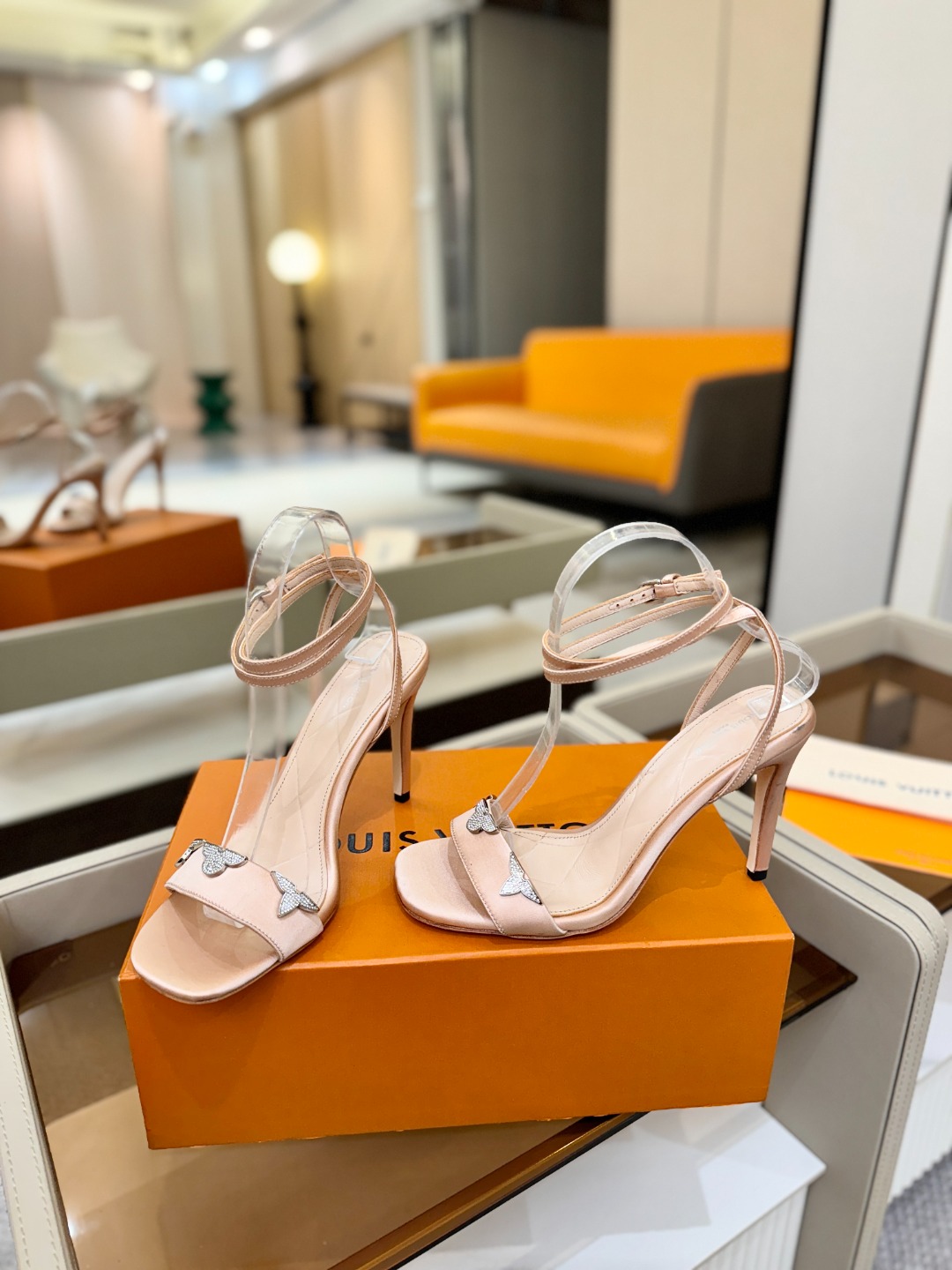 【代购级】、Louis Vuitton 官网早春系列！完美楦型、高跟凉鞋🆕、官网同步更新Lv五金 “lo